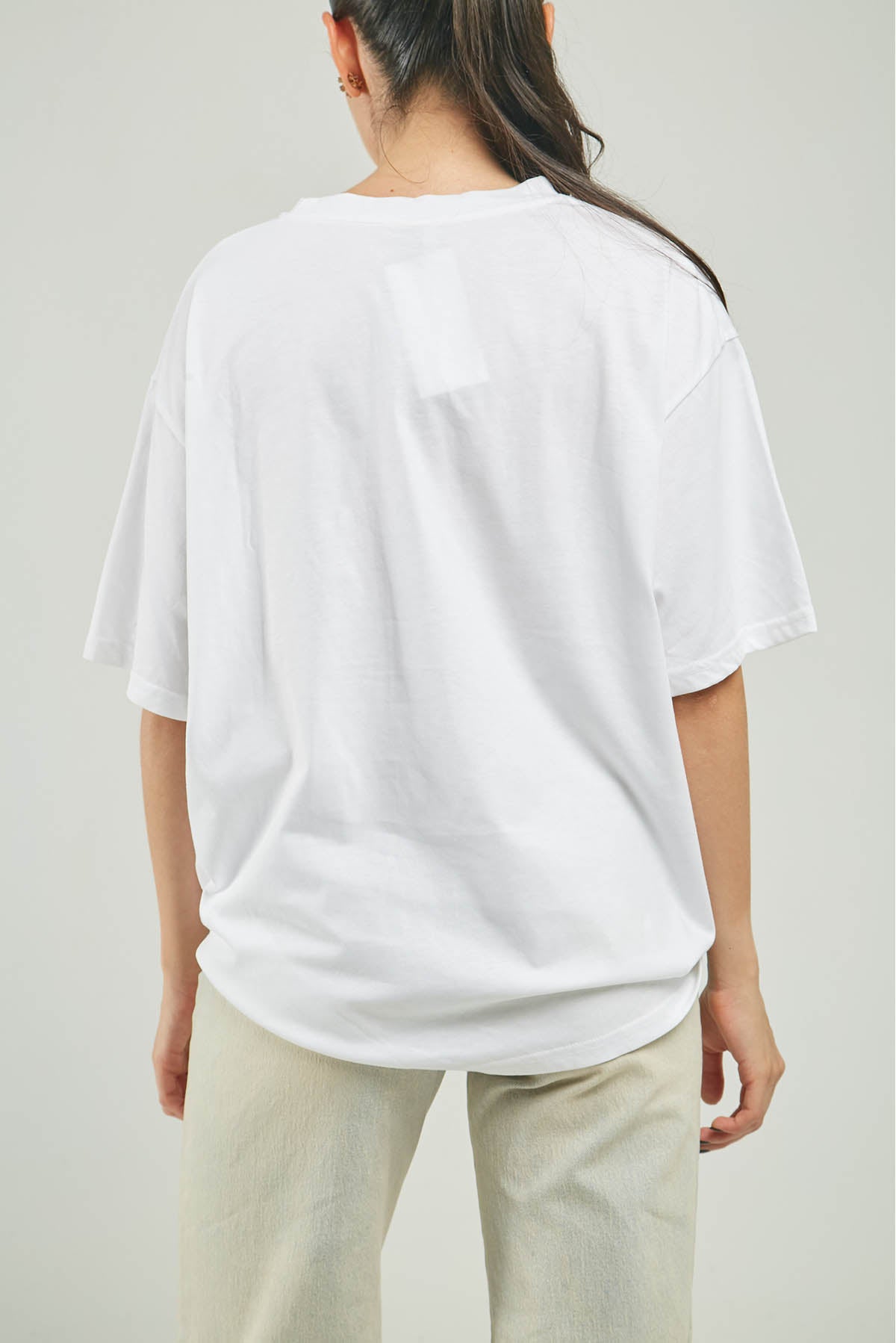 CAMISETA ESTAMPADO MARGEN LETRAS ADELANTE C/R MC