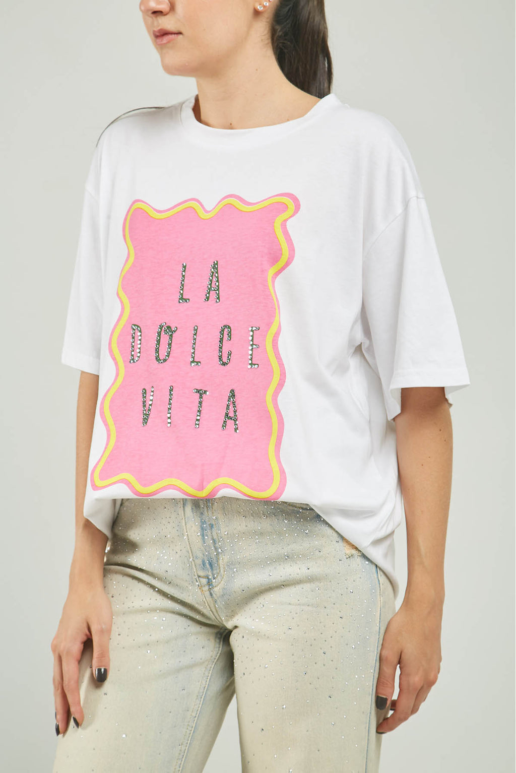 CAMISETA ESTAMPADO MARGEN LETRAS ADELANTE C/R MC