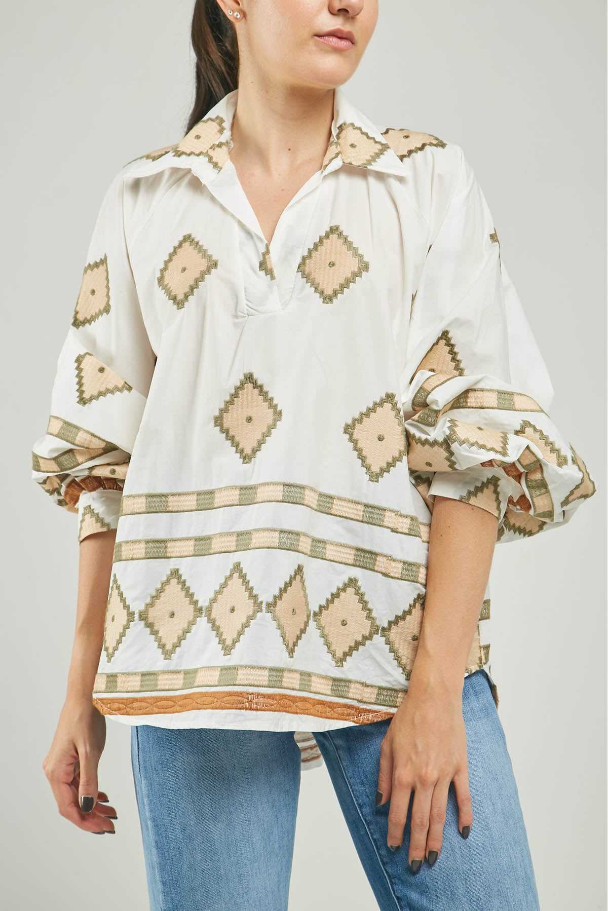 BLUSA BORDADA ROMBOS PERILLA INTERRUMPIDA  C/C ML