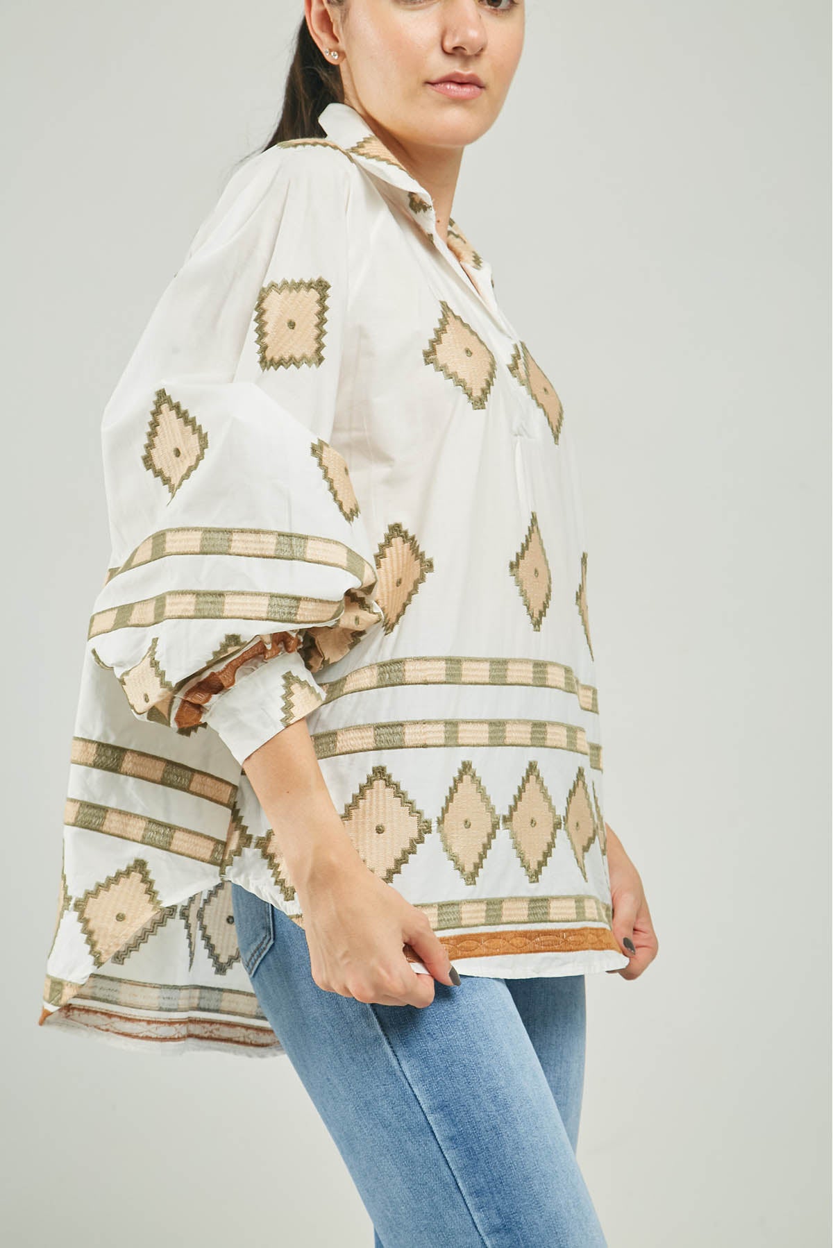 BLUSA BORDADA ROMBOS PERILLA INTERRUMPIDA  C/C ML