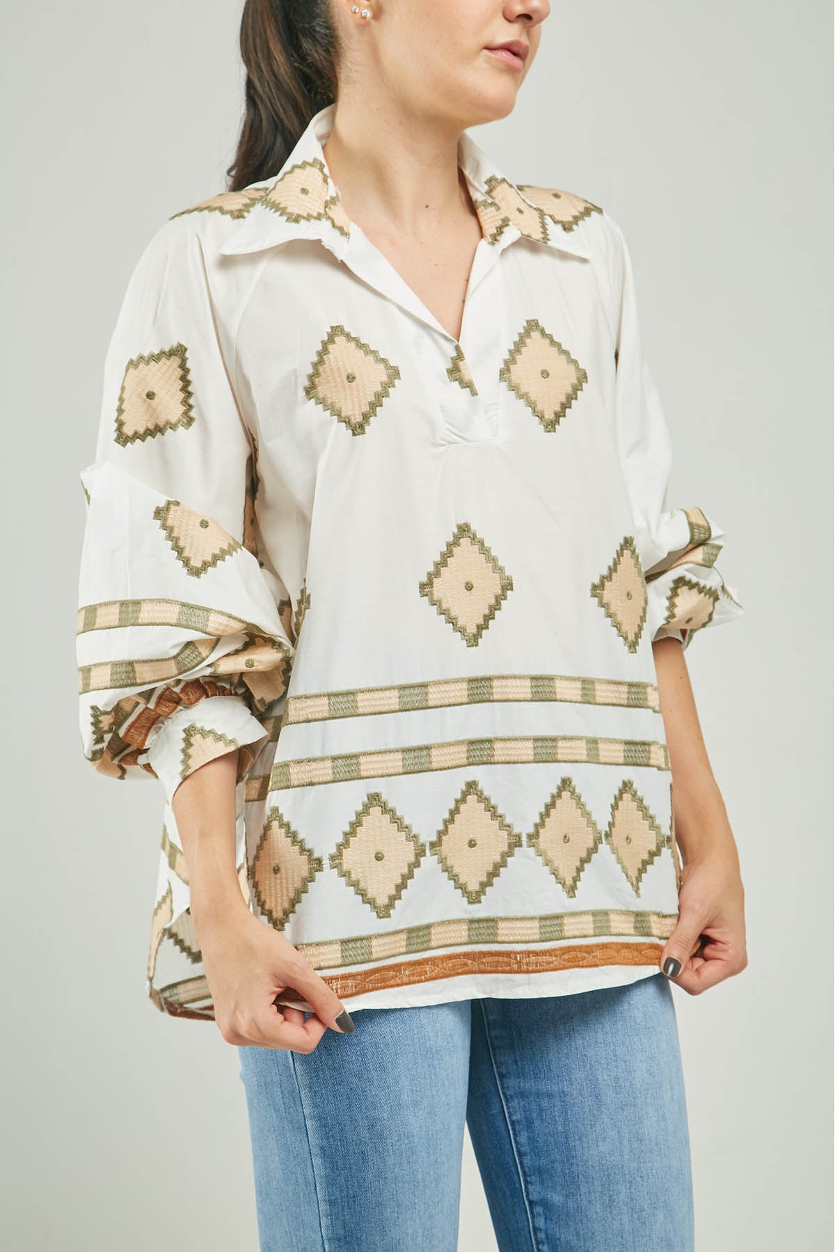 BLUSA BORDADA ROMBOS PERILLA INTERRUMPIDA  C/C ML