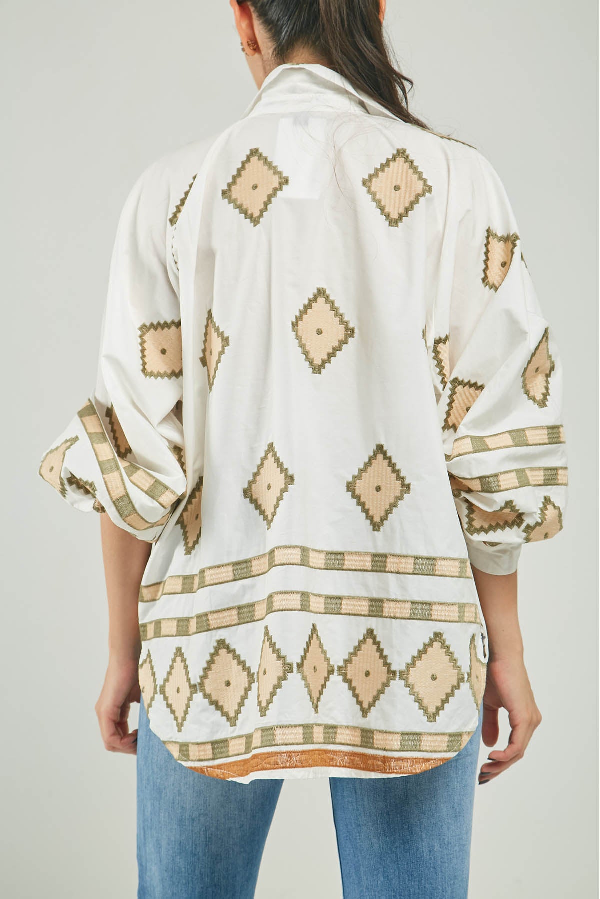 BLUSA BORDADA ROMBOS PERILLA INTERRUMPIDA  C/C ML