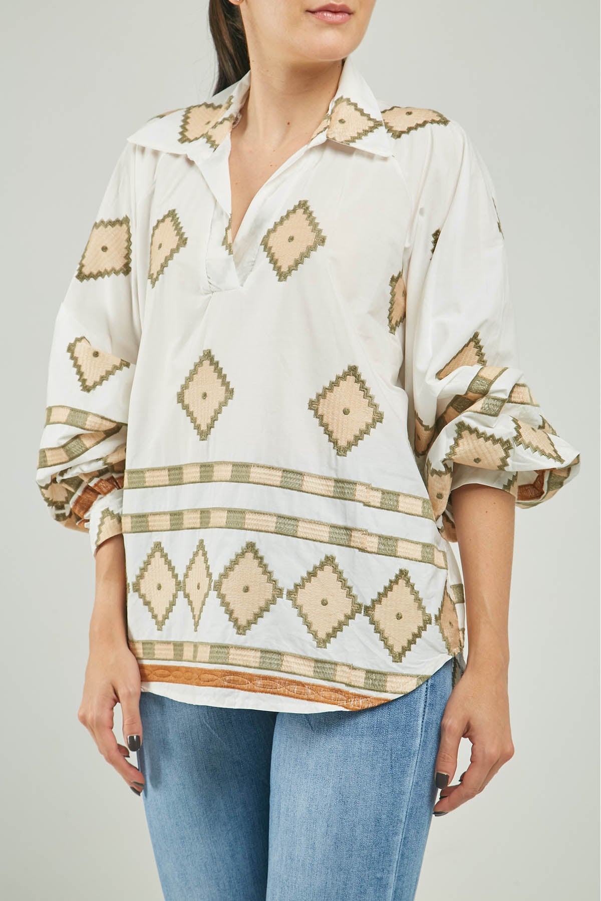 BLUSA BORDADA ROMBOS PERILLA INTERRUMPIDA  C/C ML