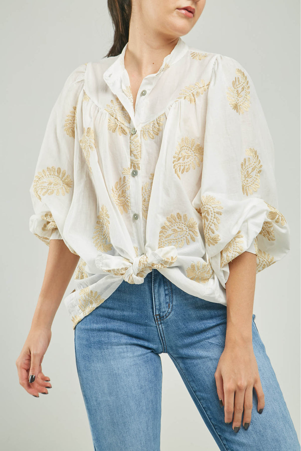 BLUSA BORDADO HOJAS DORADAS CORTE ALMILLA  CN ML