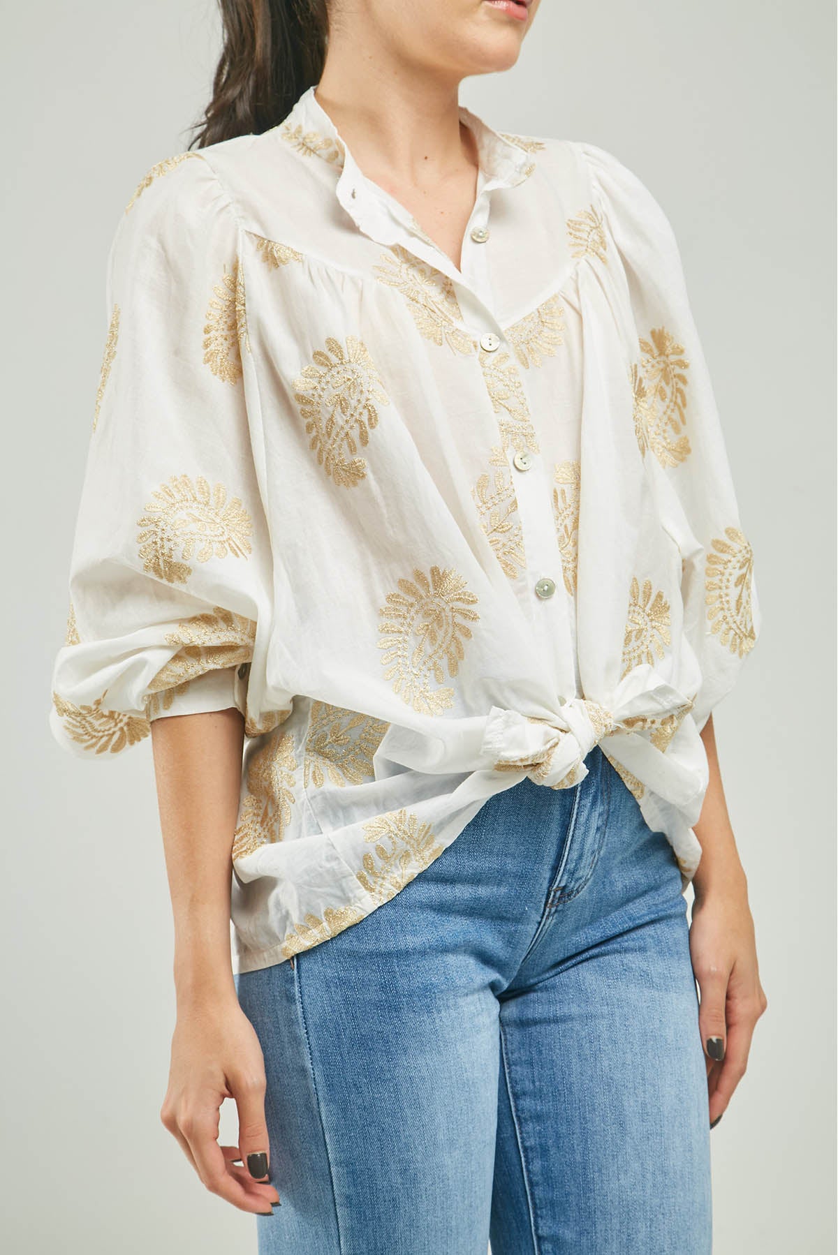 BLUSA BORDADO HOJAS DORADAS CORTE ALMILLA  CN ML