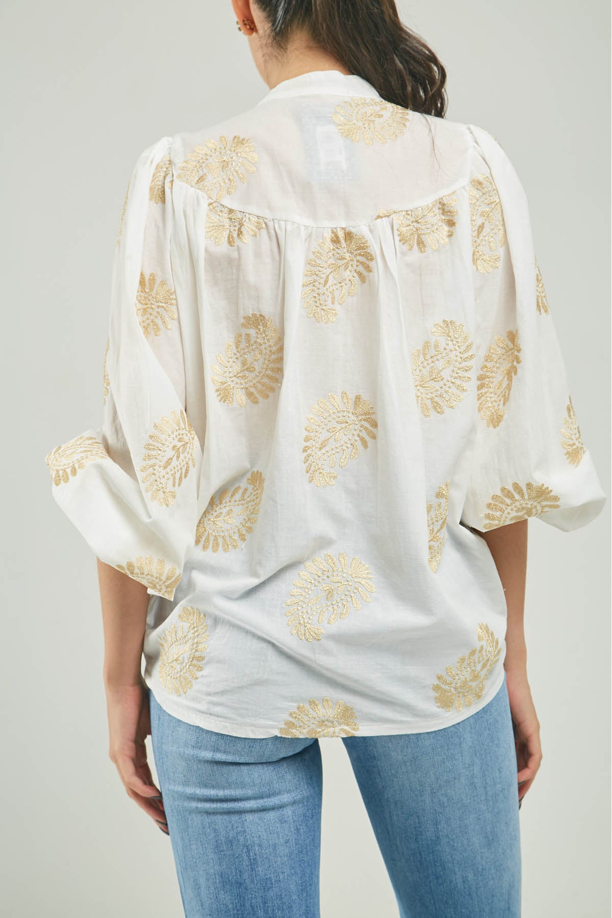 BLUSA BORDADO HOJAS DORADAS CORTE ALMILLA  CN ML