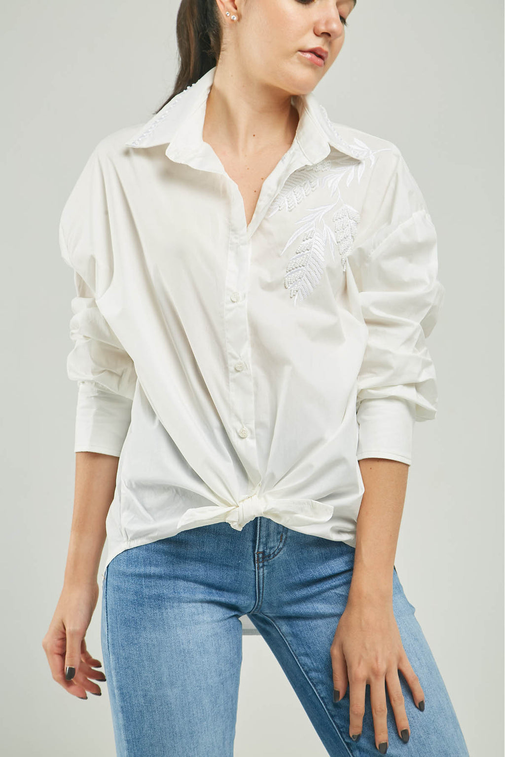 BLUSA BORDADOA HOJAS LENTEJUELAS CANUTILLOS  BORDE CUELLO