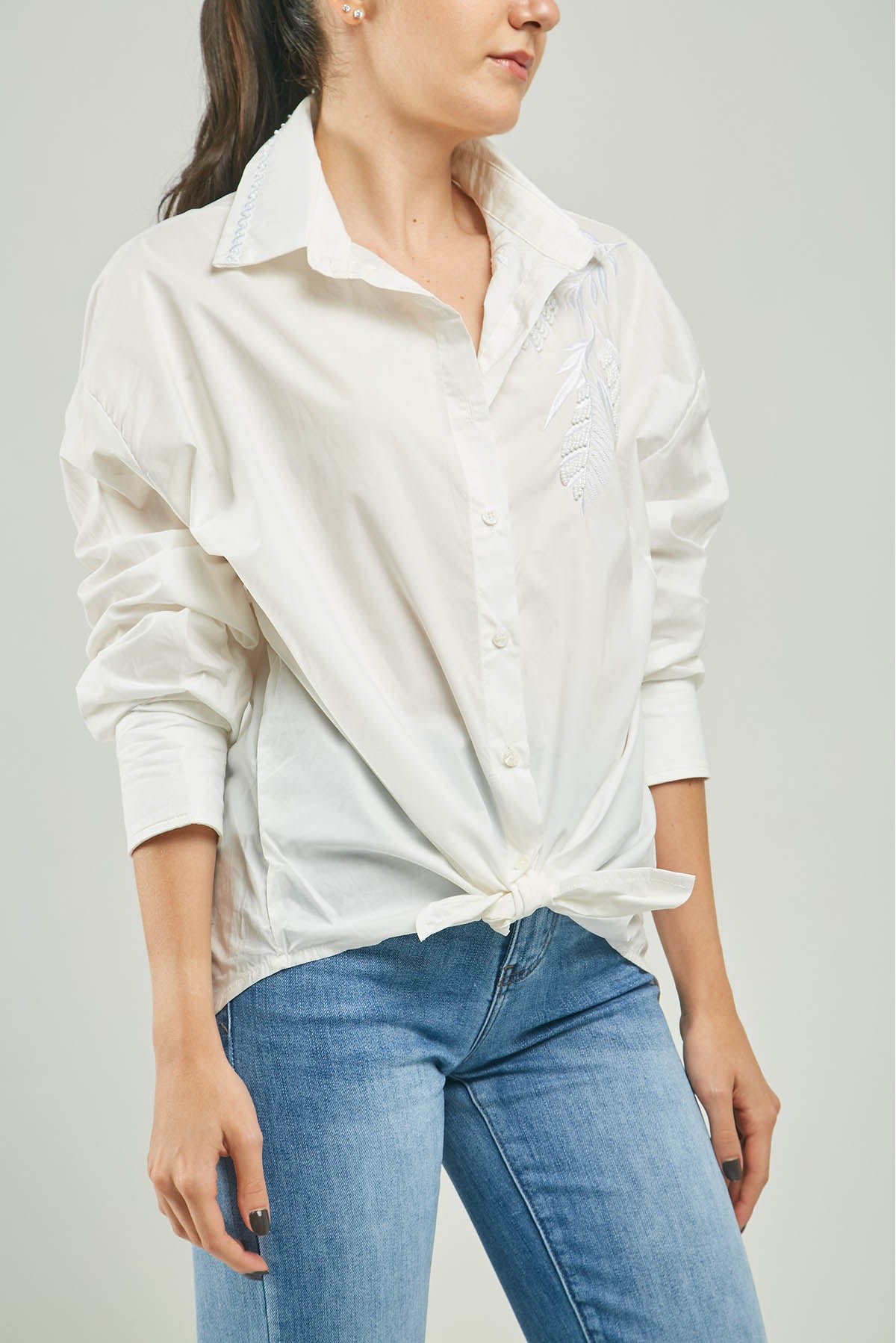 BLUSA BORDADOA HOJAS LENTEJUELAS CANUTILLOS  BORDE CUELLO