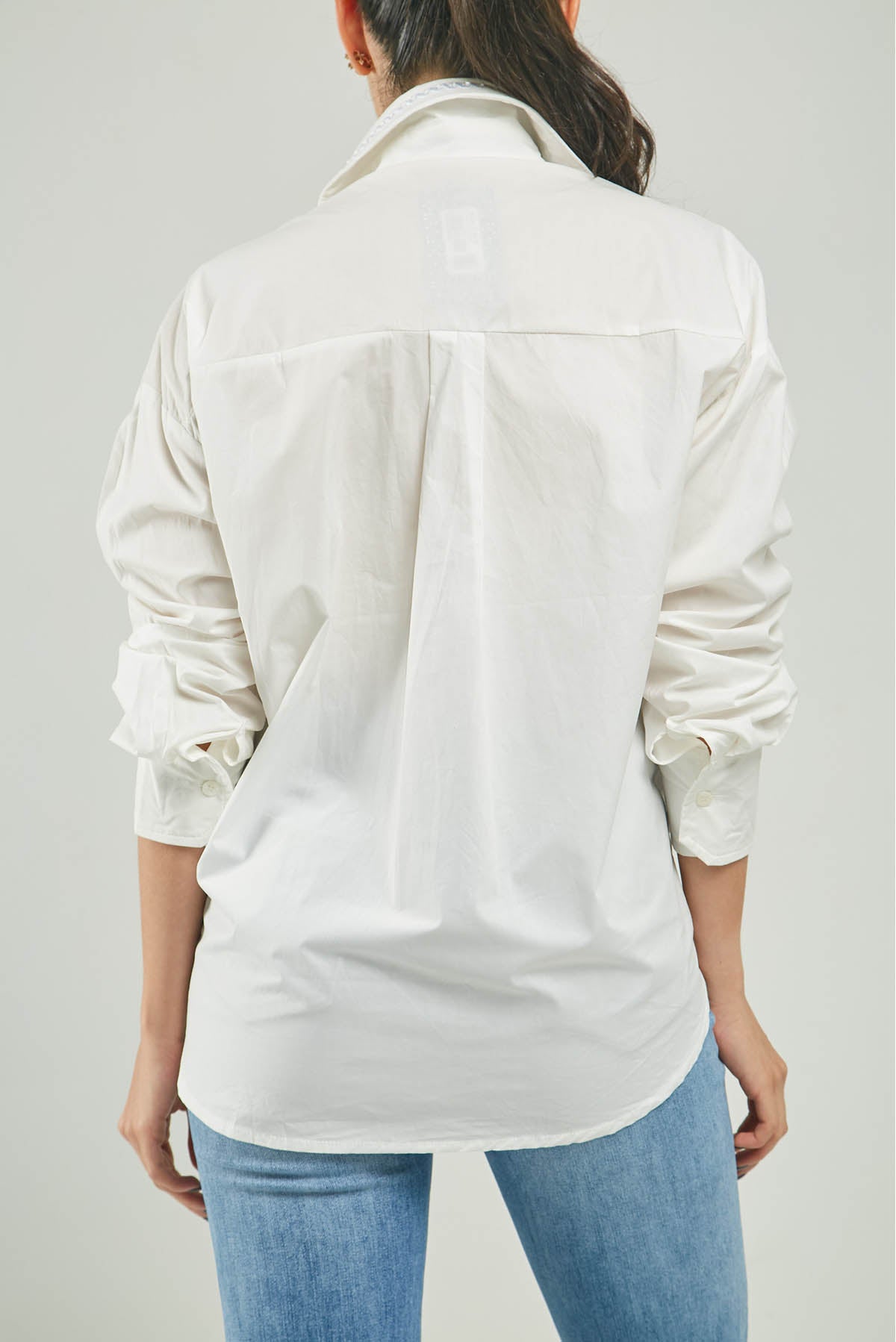 BLUSA BORDADOA HOJAS LENTEJUELAS CANUTILLOS  BORDE CUELLO