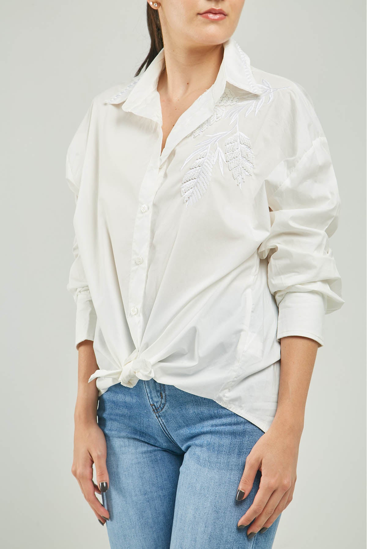 BLUSA BORDADOA HOJAS LENTEJUELAS CANUTILLOS  BORDE CUELLO