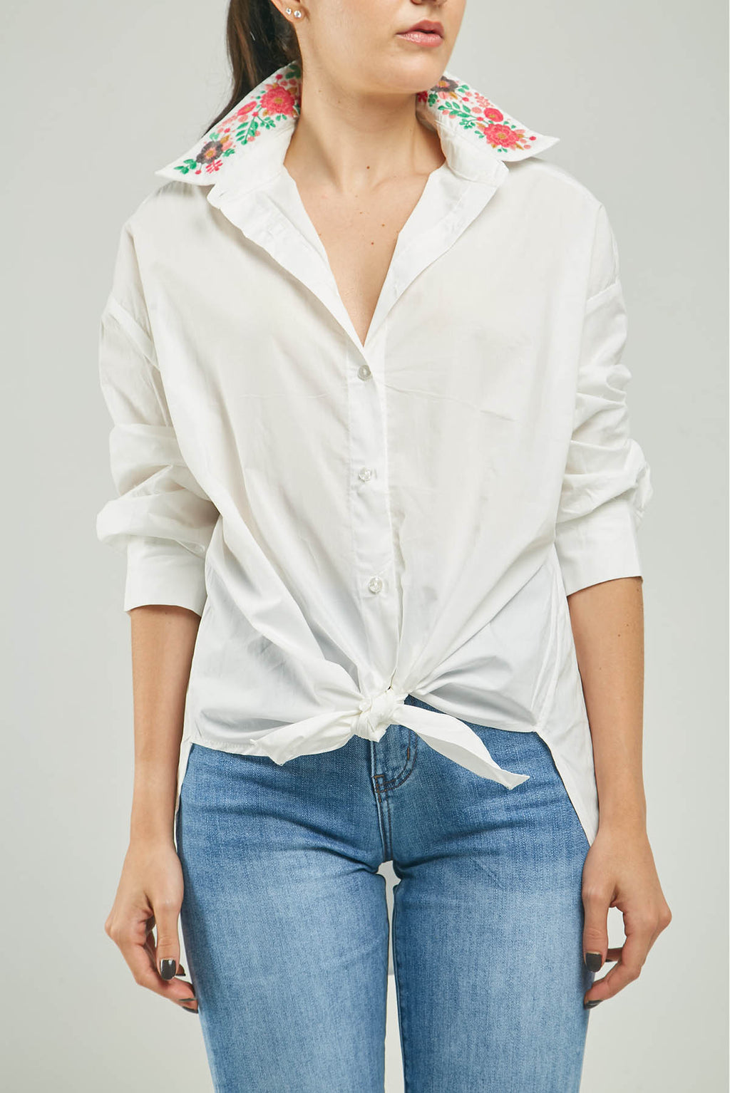 BLUSA CUELLO CAMISERO CON BORDADO DE COLOR