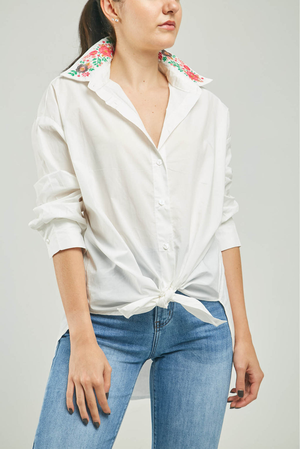 BLUSA CUELLO CAMISERO CON BORDADO DE COLOR