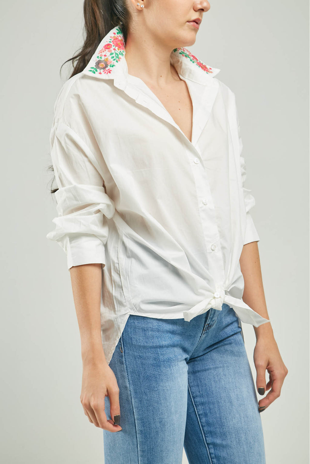 BLUSA CUELLO CAMISERO CON BORDADO DE COLOR