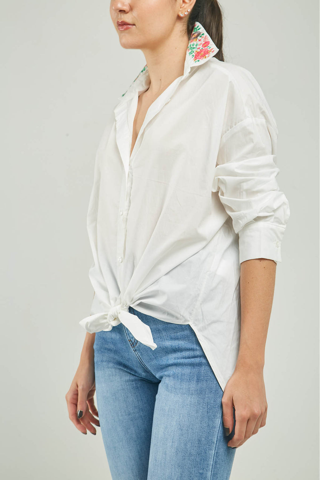 BLUSA CUELLO CAMISERO CON BORDADO DE COLOR