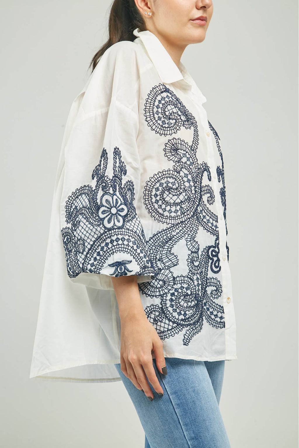 BLUSA BORDADA ARABESCO MANGA ADELANTE  C/C M/L RESORTE PUÑO