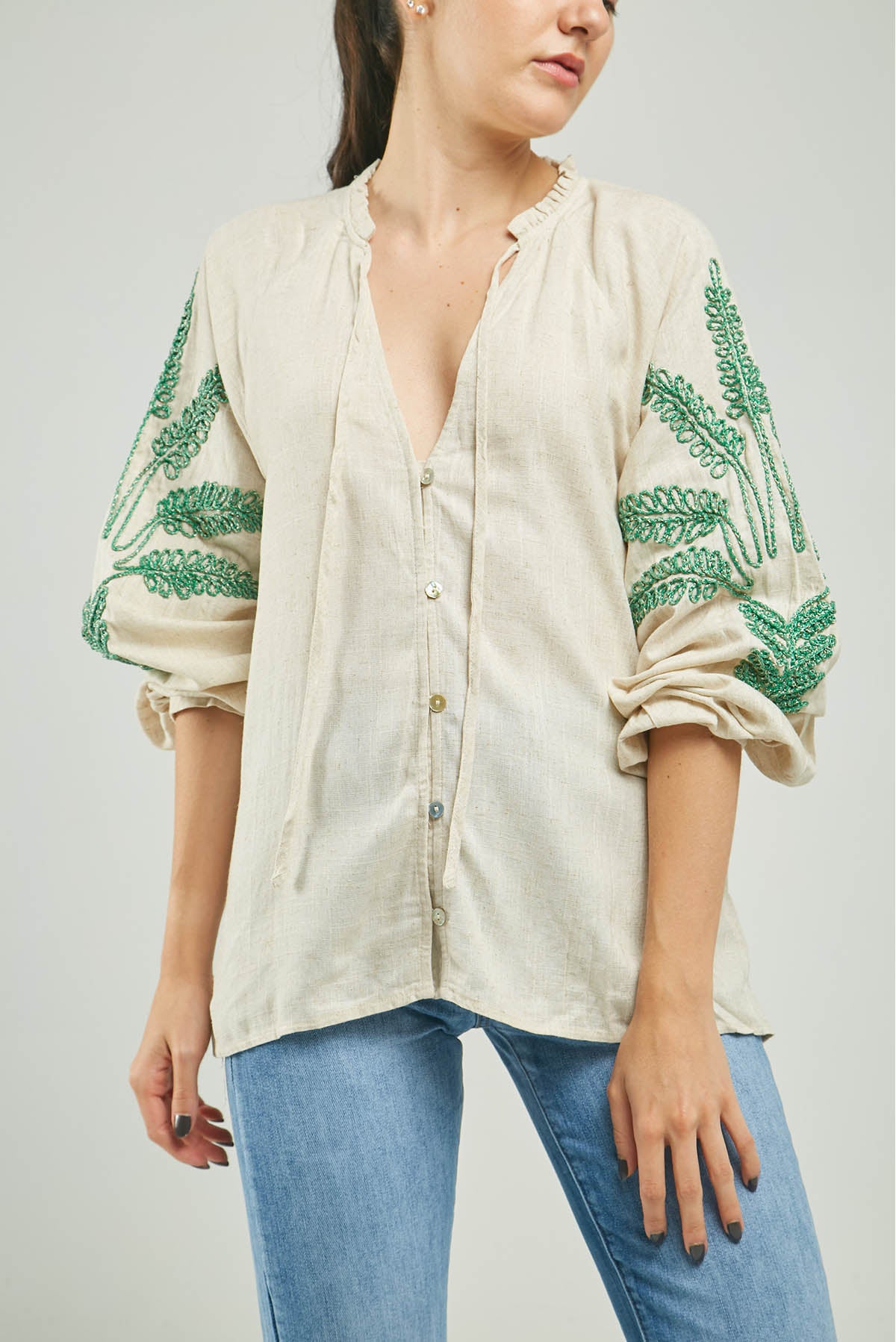 BLUSA BORADO ARBOL MANGA RUCHE CUELLO MANGA LARGA