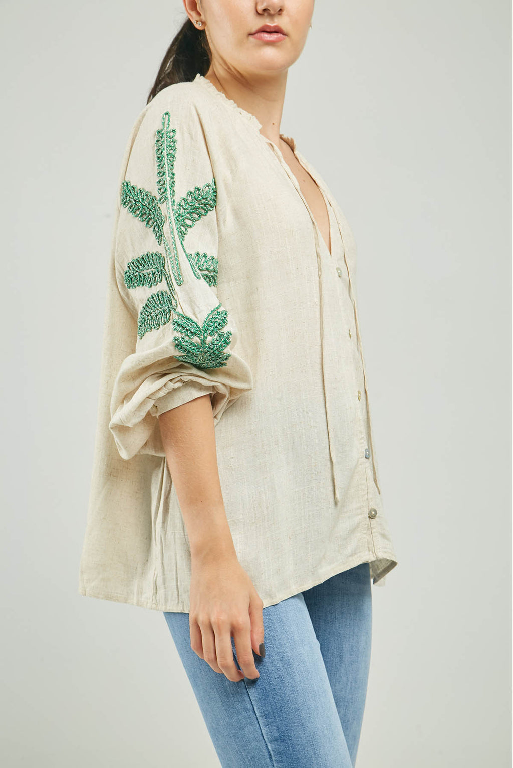 BLUSA BORADO ARBOL MANGA RUCHE CUELLO MANGA LARGA