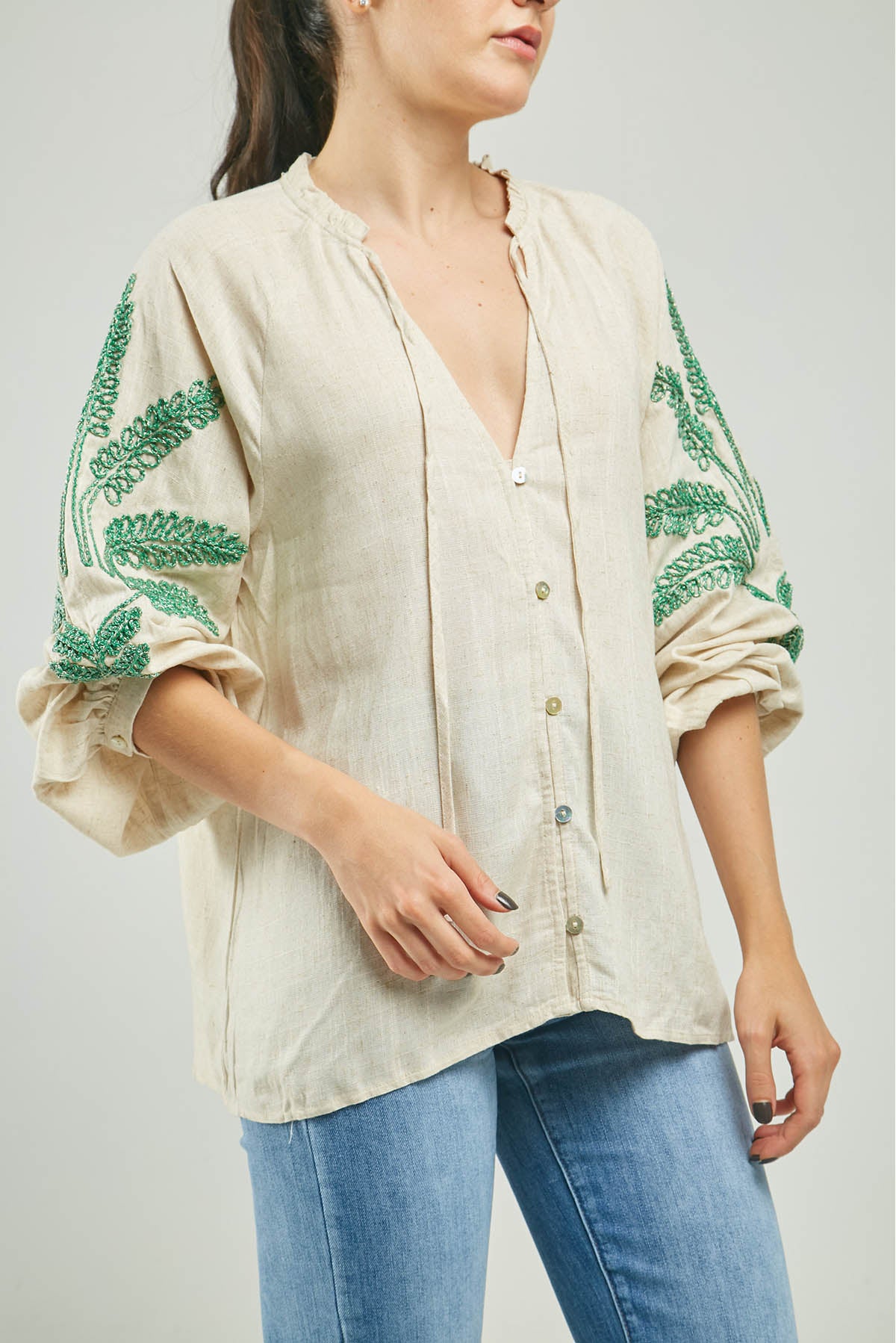 BLUSA BORADO ARBOL MANGA RUCHE CUELLO MANGA LARGA