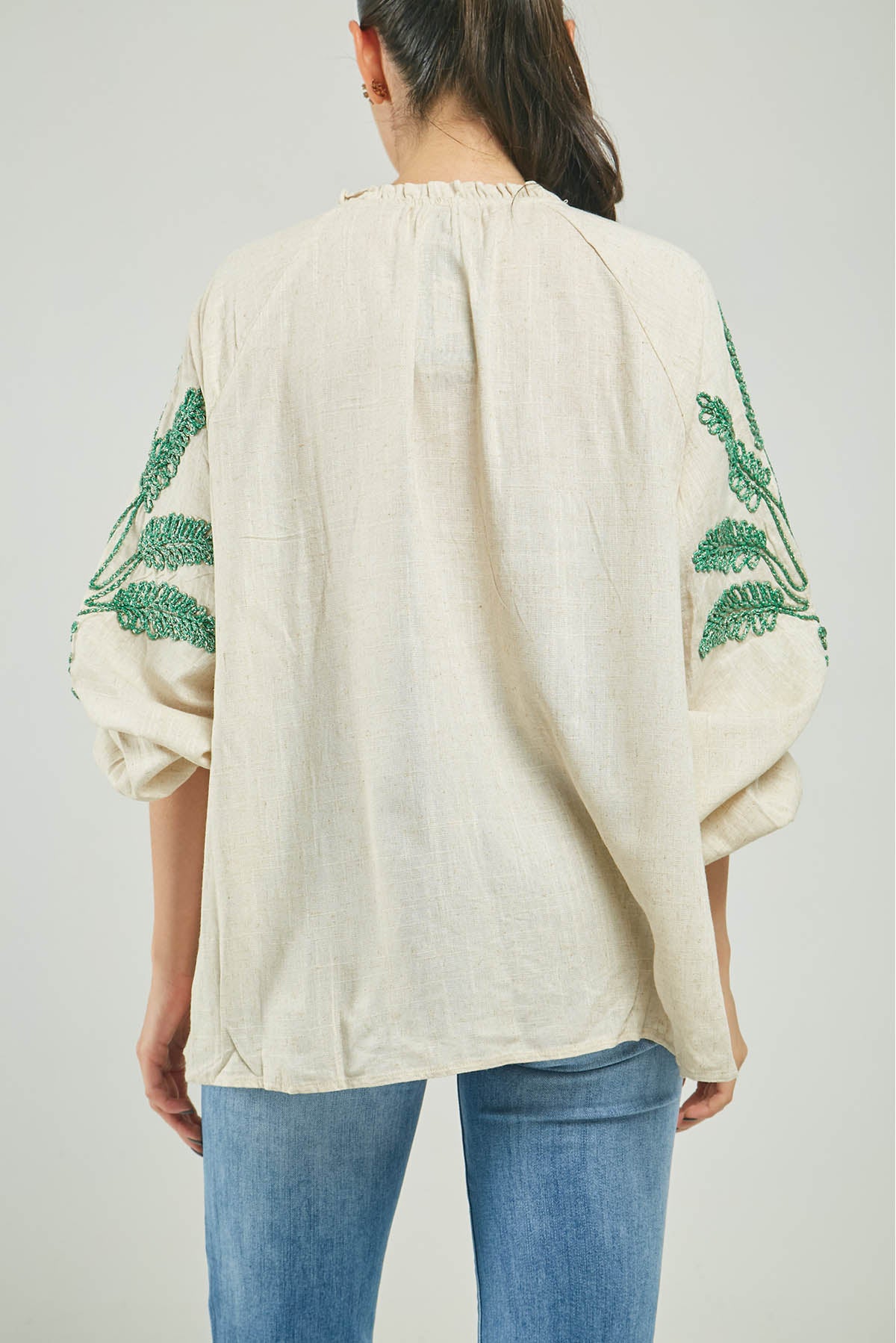 BLUSA BORADO ARBOL MANGA RUCHE CUELLO MANGA LARGA