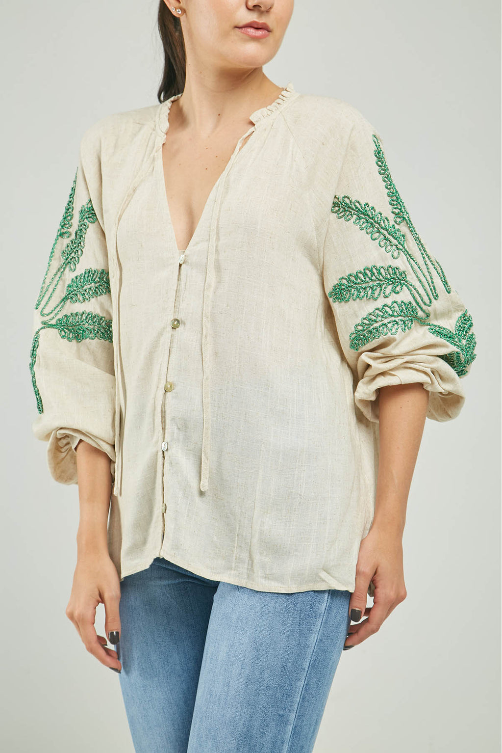 BLUSA BORADO ARBOL MANGA RUCHE CUELLO MANGA LARGA