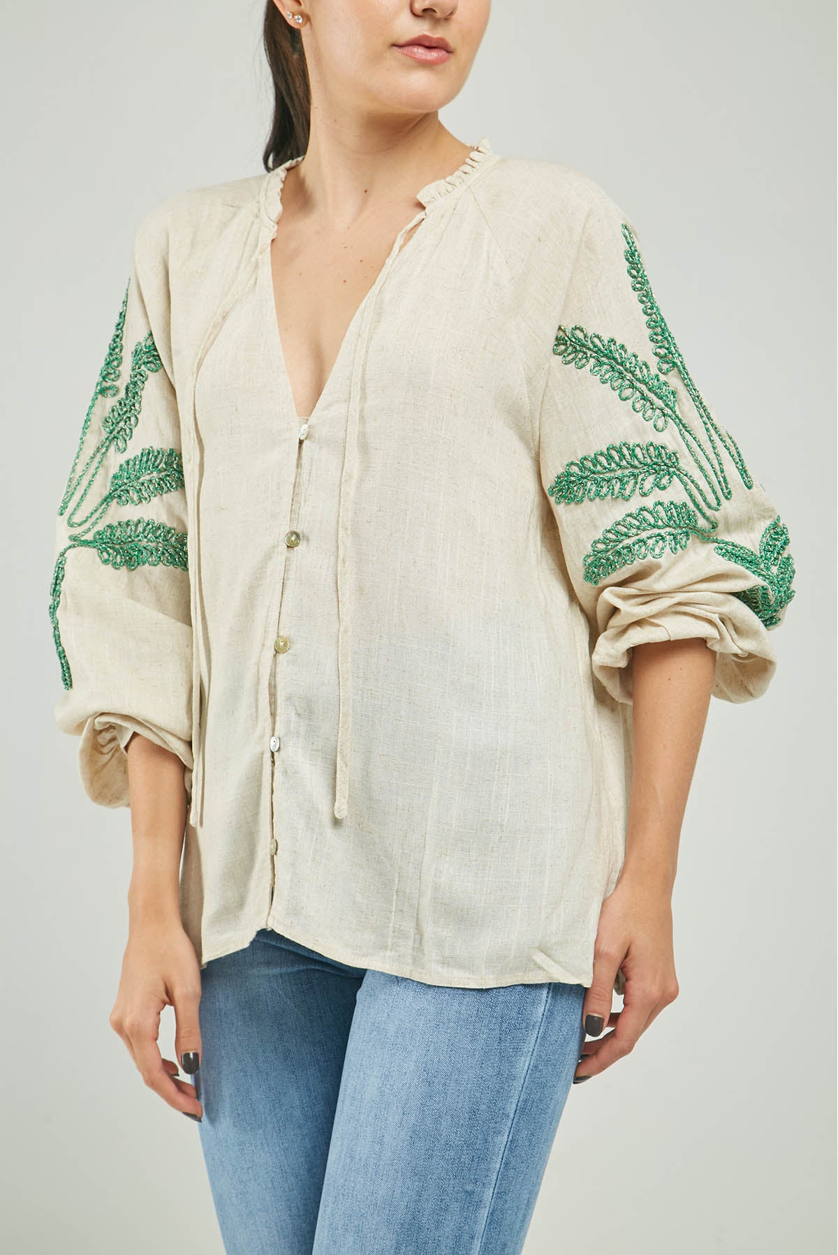 BLUSA BORADO ARBOL MANGA RUCHE CUELLO MANGA LARGA