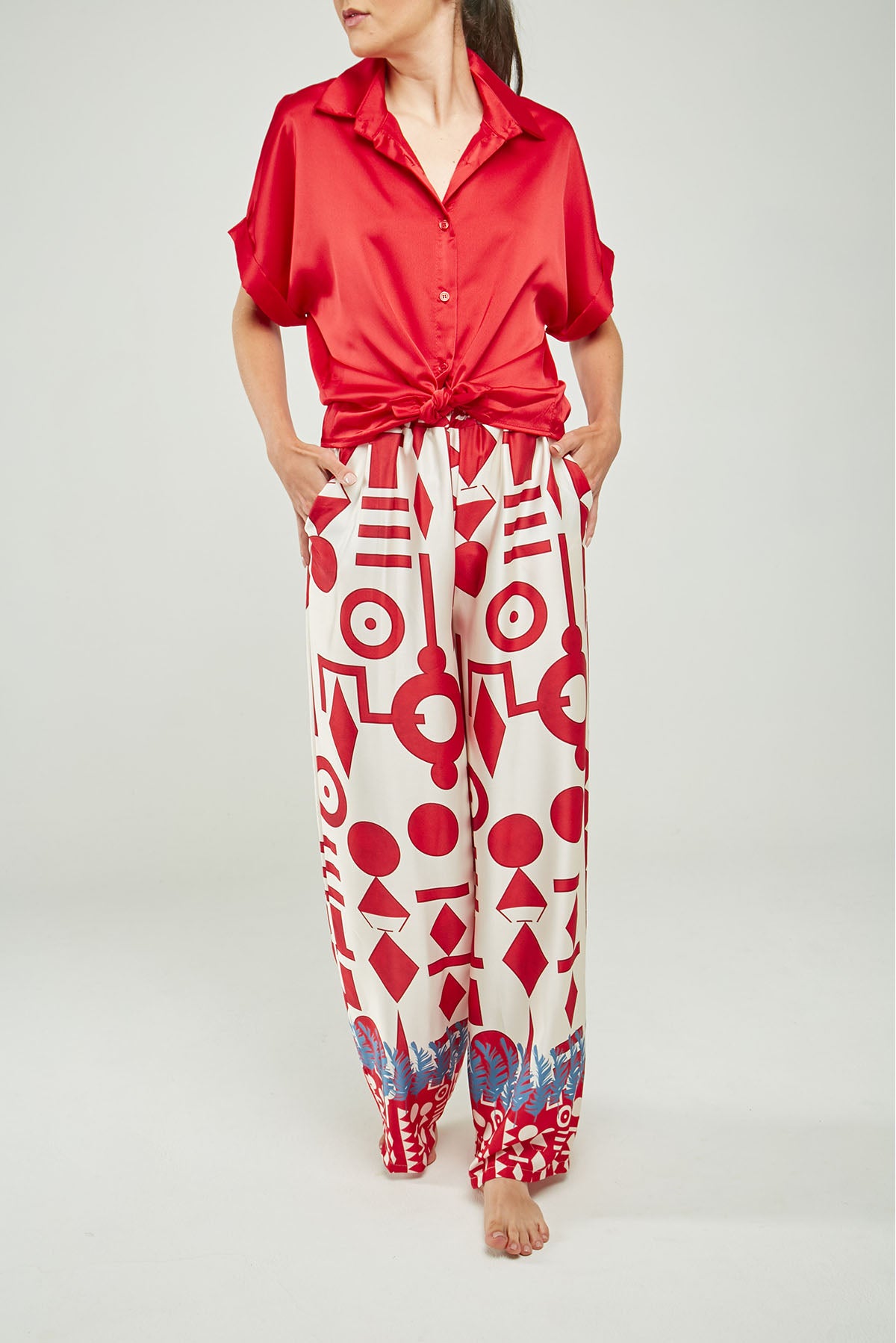 PANTALON SATIN ESTAMPADO FIGURA GEOMETRICA  BOTA ANCHA