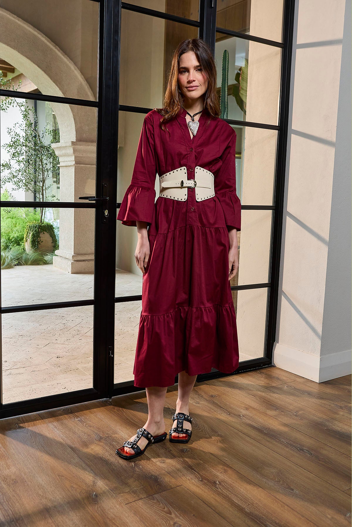 VESTIDO LARGO VINO DE CORTE HORIZONTAL CON MANGAS 3/4