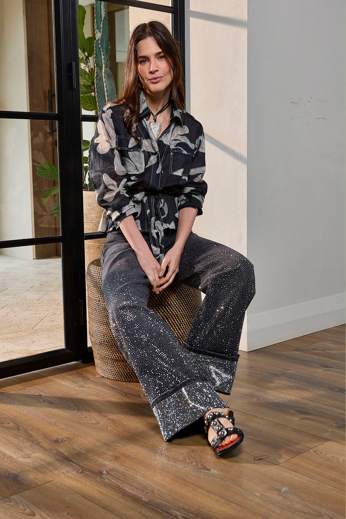 BLUSA AZUL OSCURO ESTAMPADA AJUSTABLE EN CINTURA Y BOLSILLOS CON TAPA