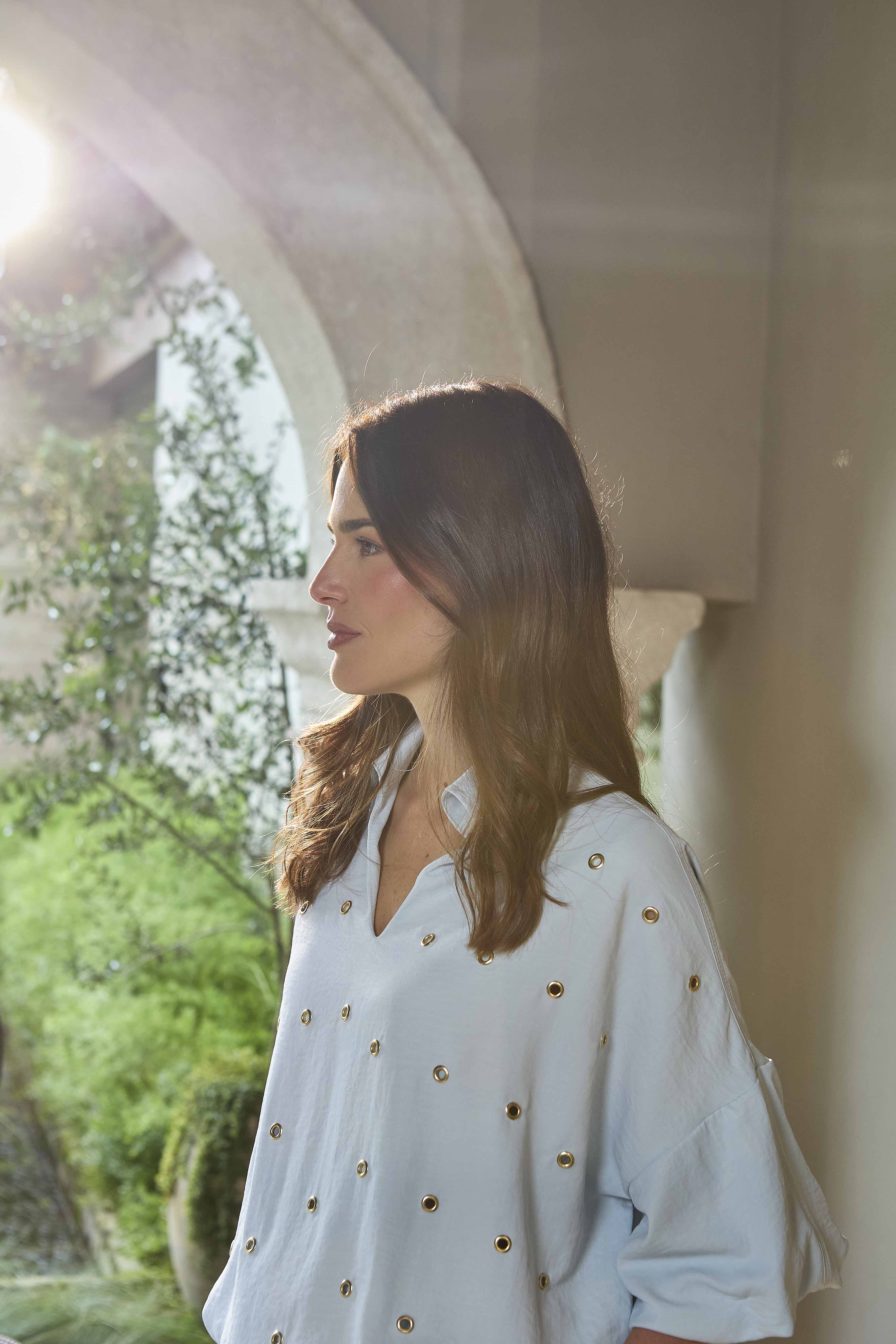 BLUSA JARETA OJALETE FRENTE MANGA PELLIZ CUELLO CAMISERO