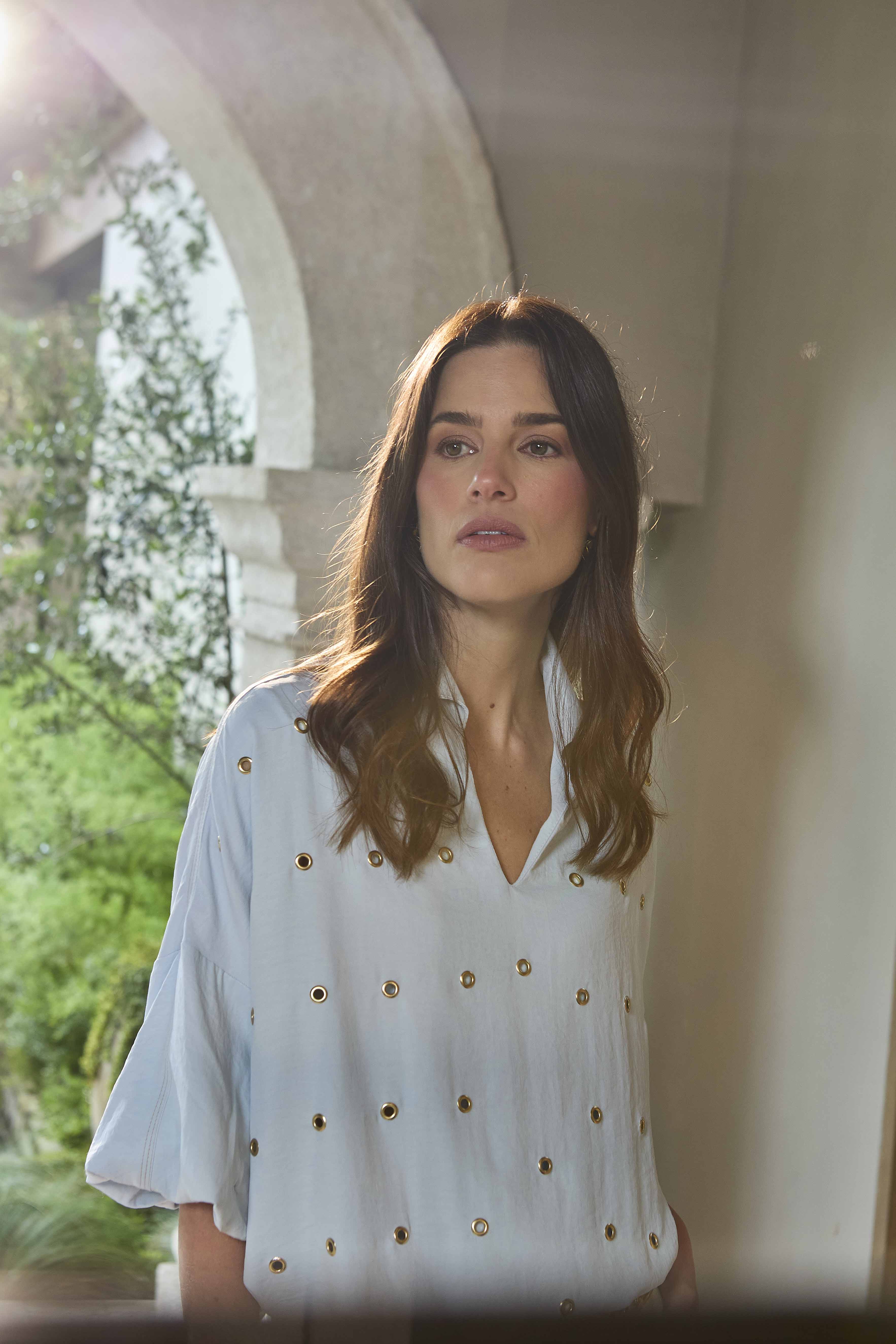 BLUSA JARETA OJALETE FRENTE MANGA PELLIZ CUELLO CAMISERO