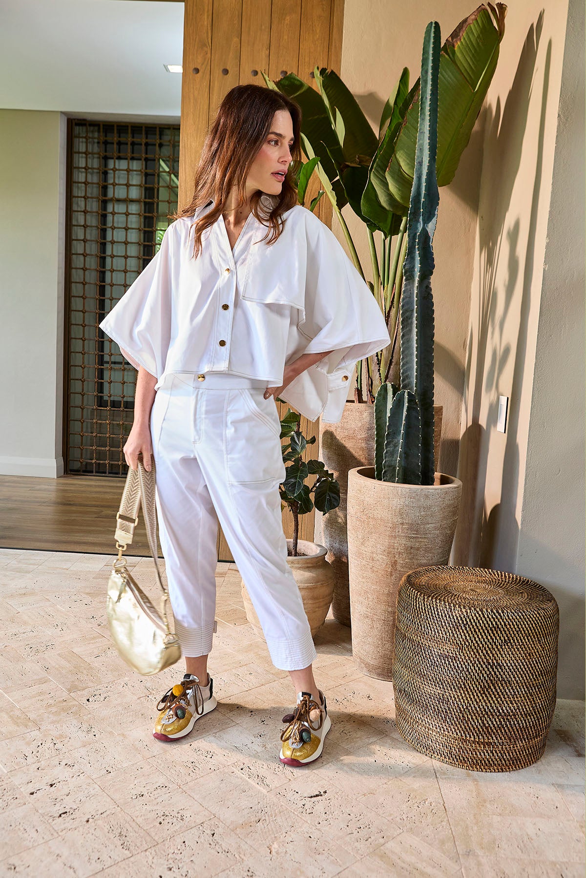 PANTALÓN BOTA TUBO CON PESPUNTE EN PIERNA