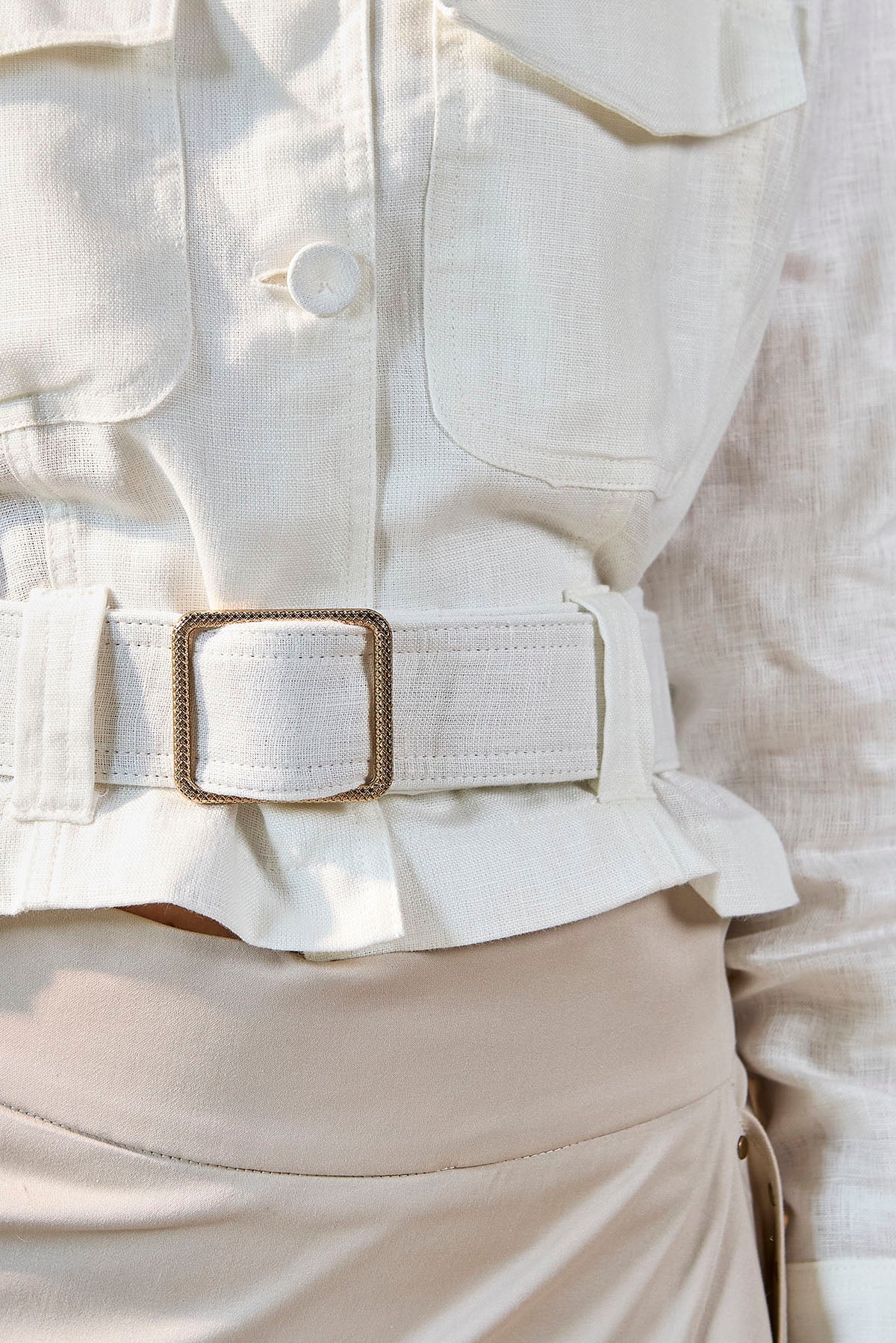 CHAQUETA DE LINO CON CINTURÓN AJUSTABLE