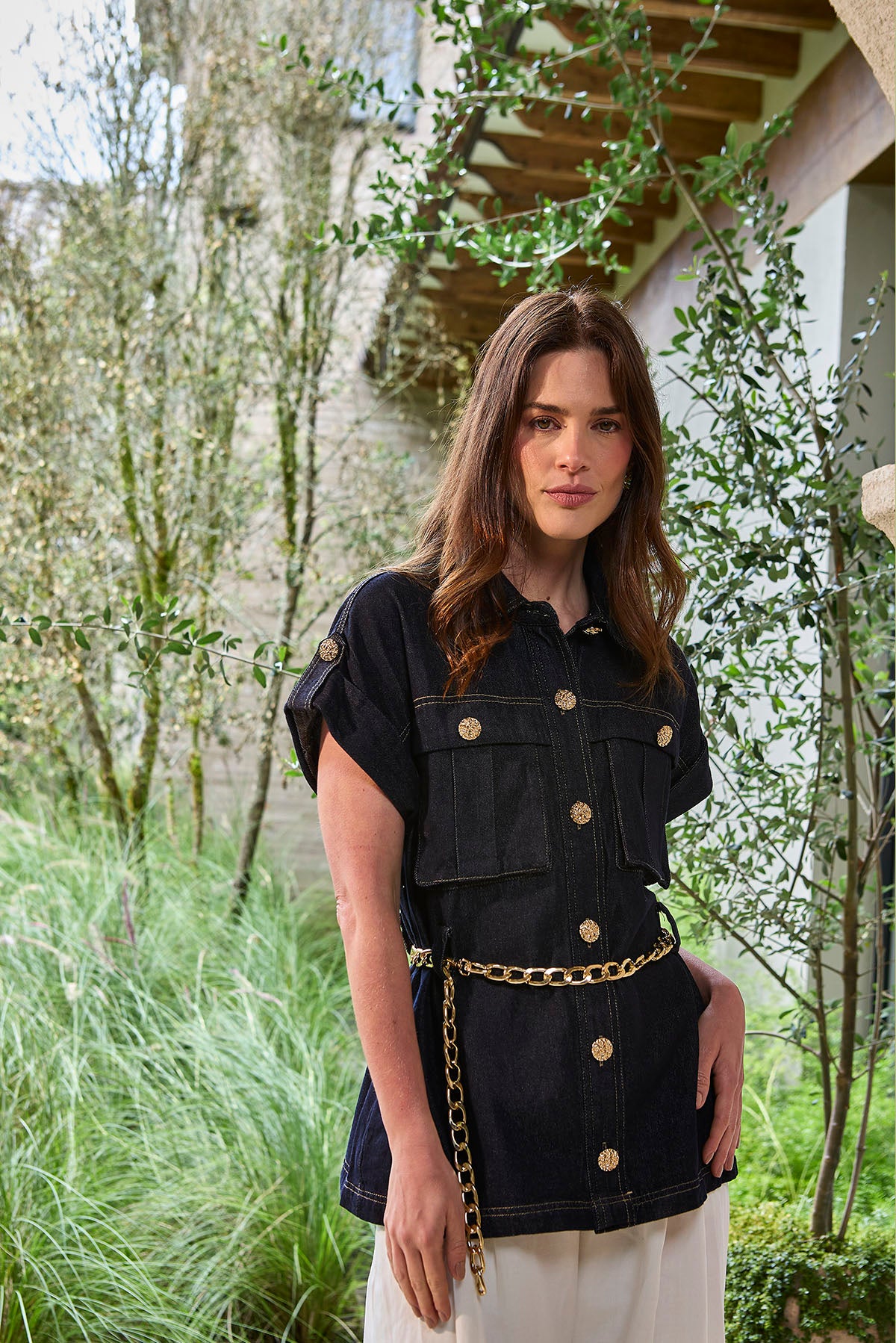 CAMISA DE JEAN CON CIERRE DE BOTONES DORADOS