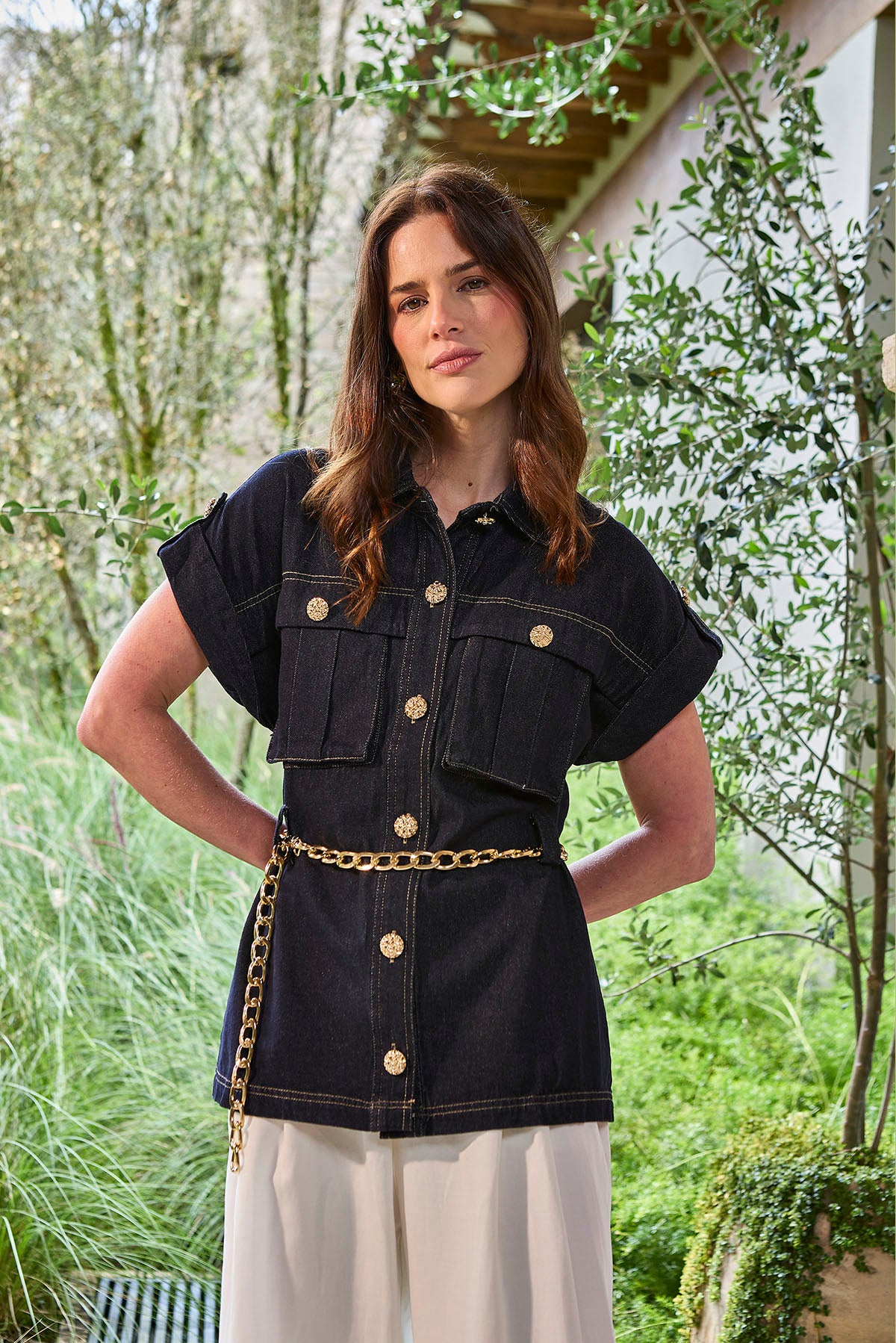 CAMISA DE JEAN CON CIERRE DE BOTONES DORADOS