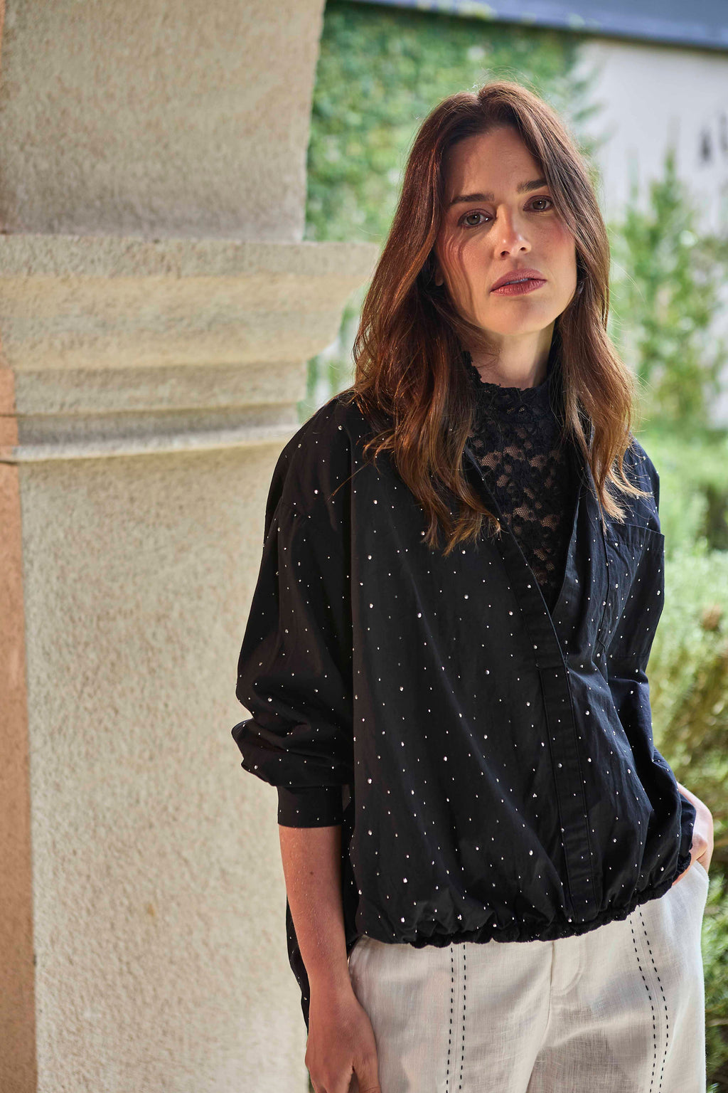 CAMISA CON DETALLES EN PEDRERÍA Y TOP INTERNO