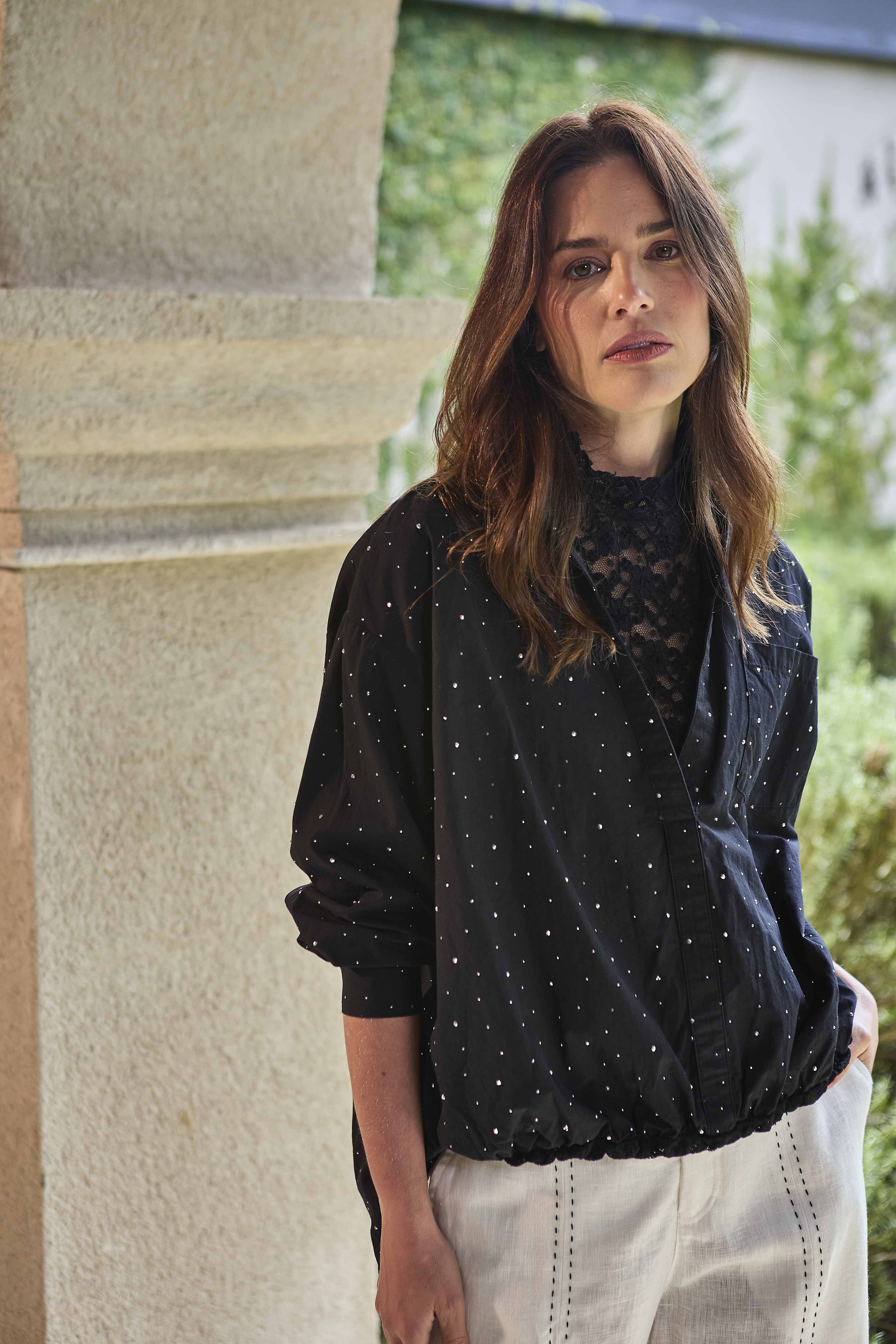 CAMISA CON DETALLES EN PEDRERÍA Y TOP INTERNO