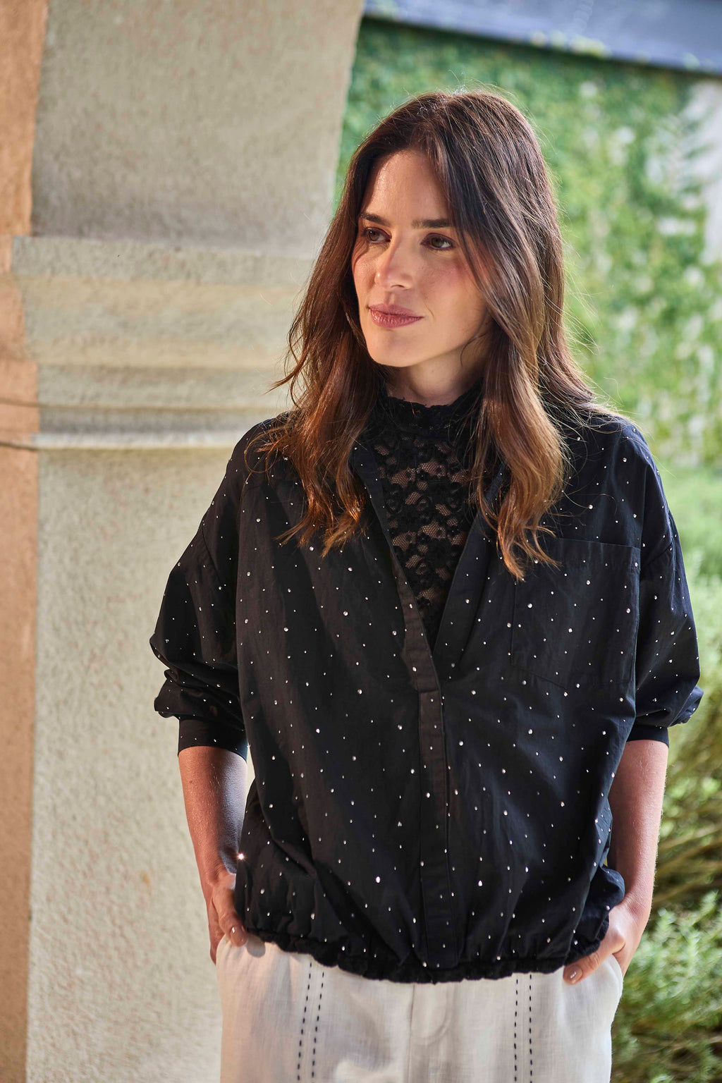 CAMISA CON DETALLES EN PEDRERÍA Y TOP INTERNO