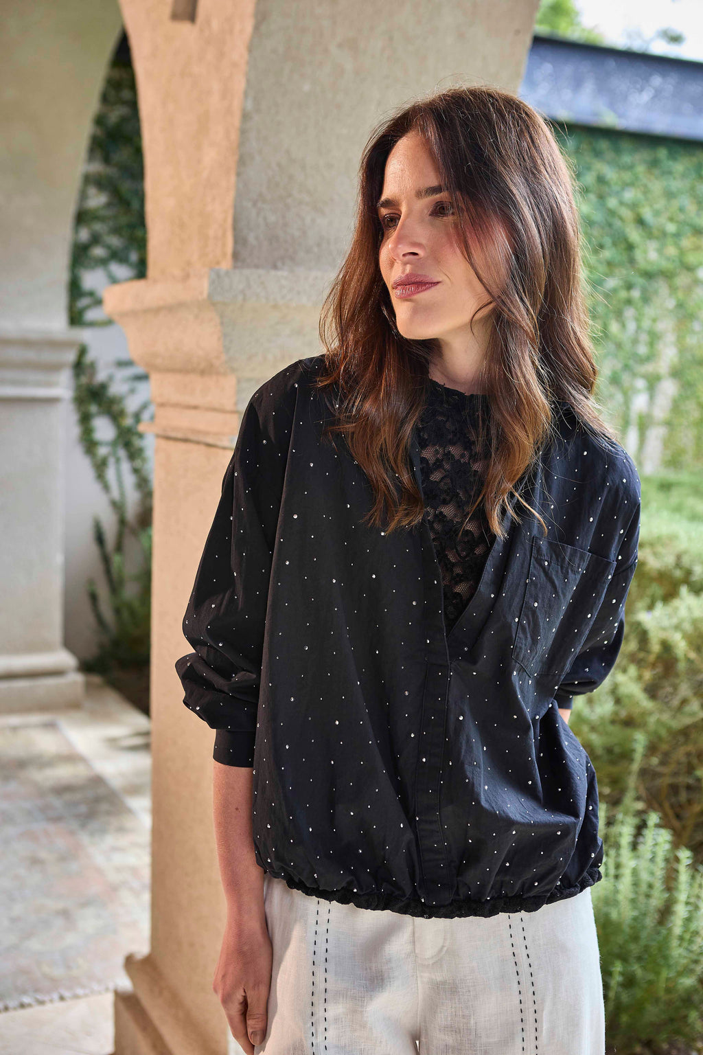 CAMISA CON DETALLES EN PEDRERÍA Y TOP INTERNO