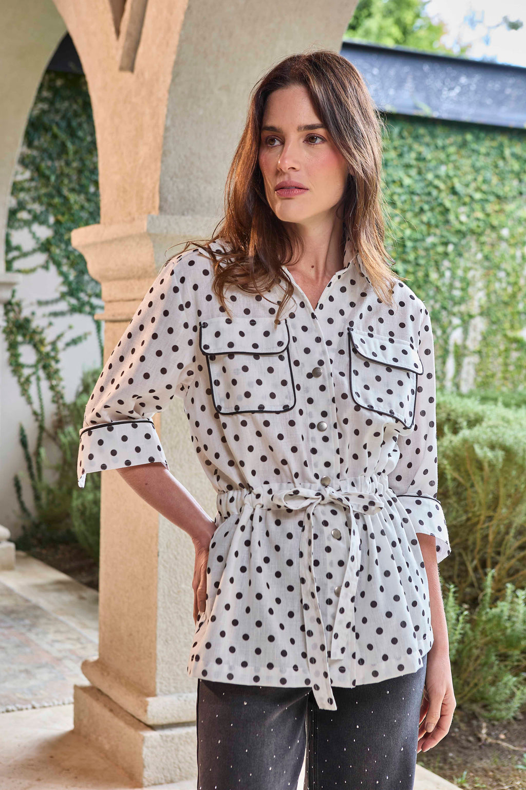 CHAQUETA TIPO SAFARI ESTAMPADA AJUSTABLE EN CINTURA