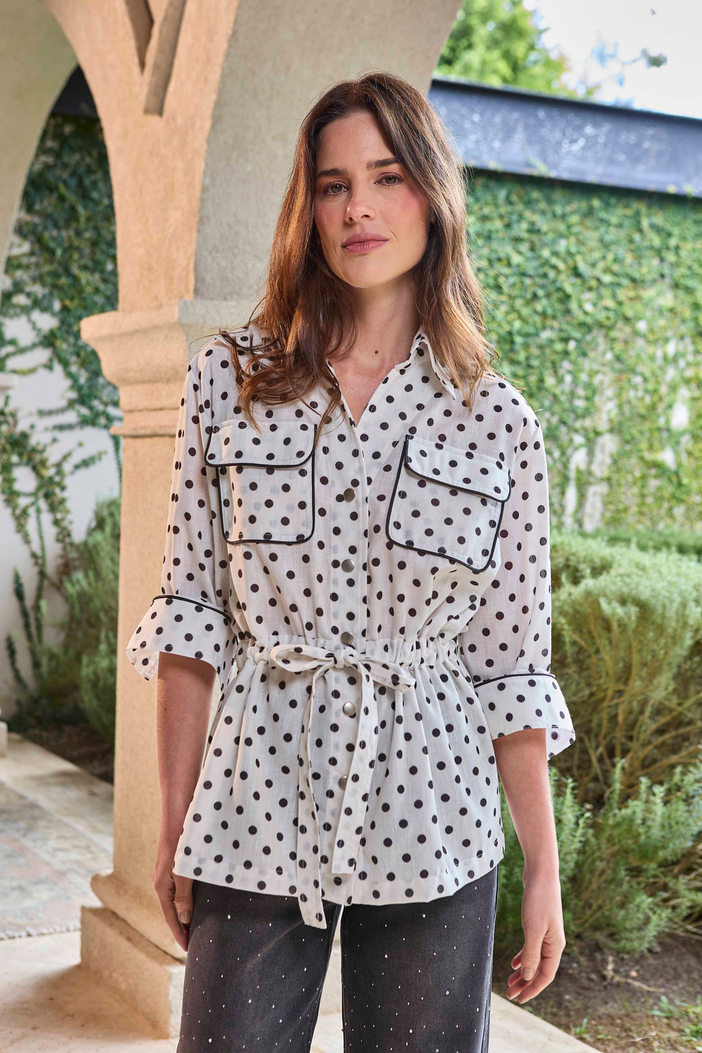 CHAQUETA TIPO SAFARI ESTAMPADA AJUSTABLE EN CINTURA