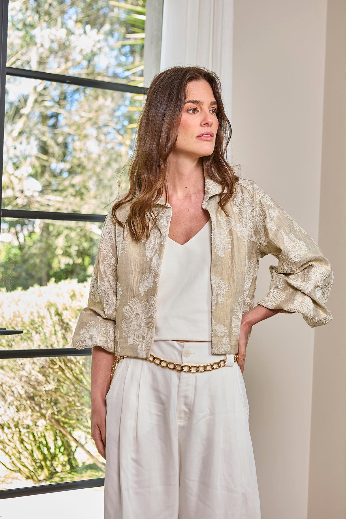 CHAQUETA EN LINO DORADO BORDADA