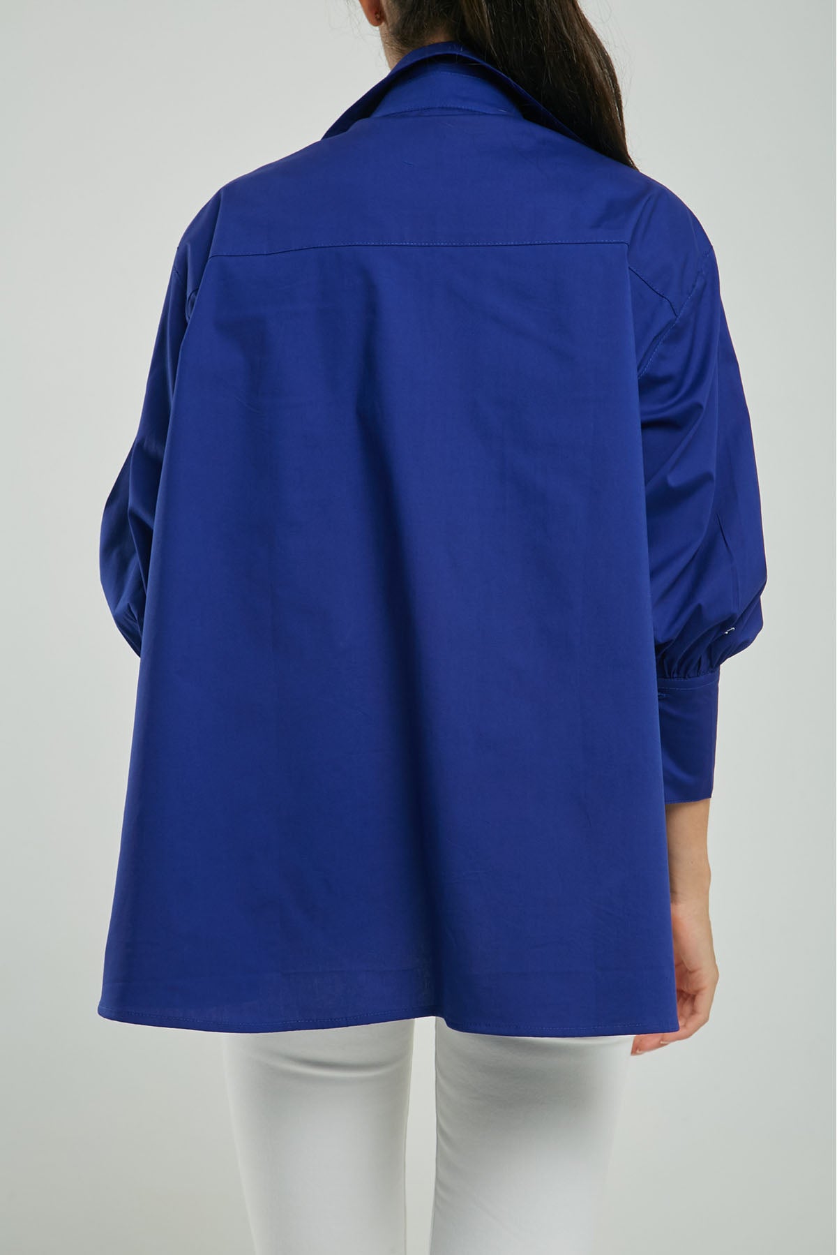 BLUSA ANCHA IMITACIÓN PERILLA DOBLE RUEDO ADELANTE