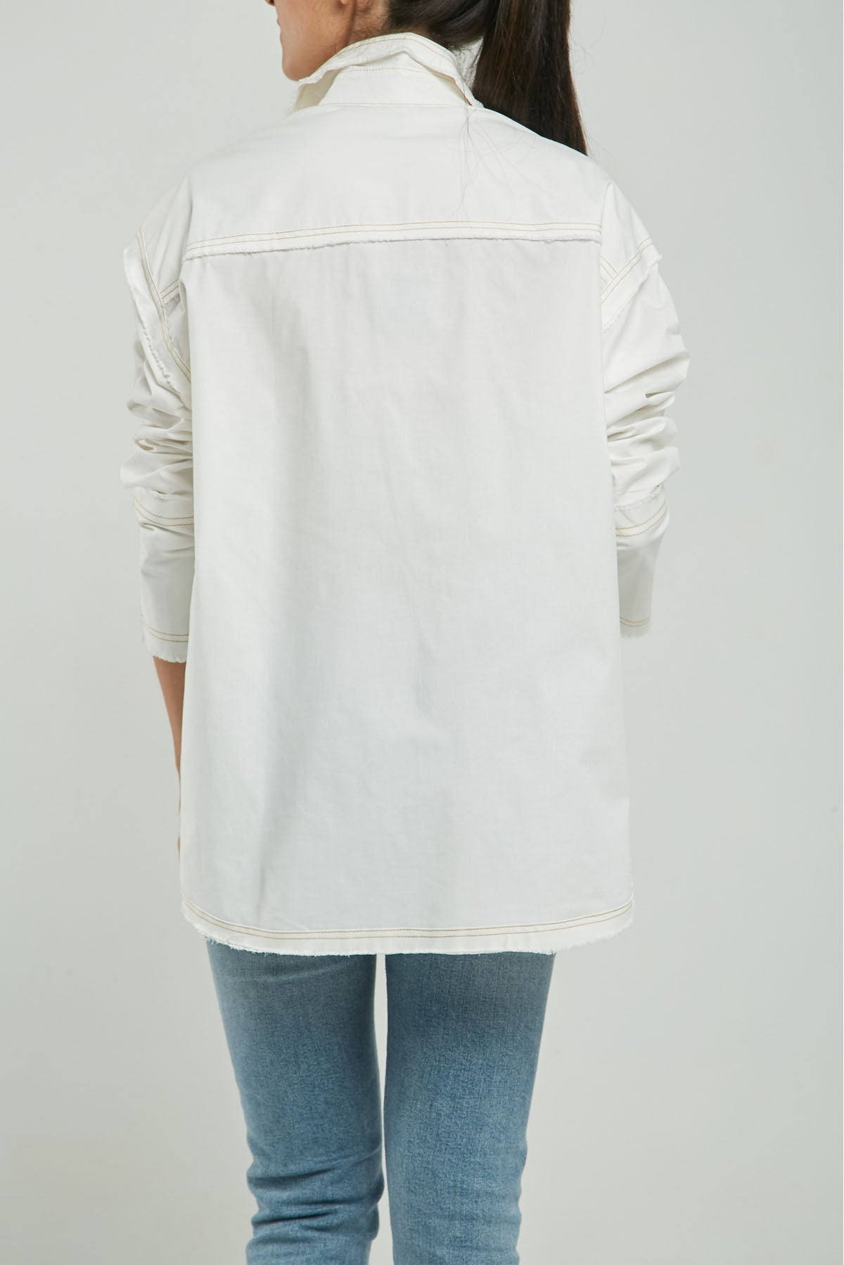 BLUSA BORDE PESPUNTE DESFLECADO PERILLA ESCONDIDA  CC