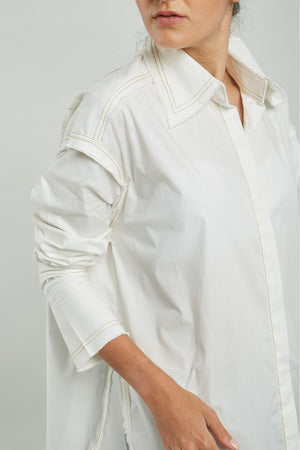BLUSA BORDE PESPUNTE DESFLECADO PERILLA ESCONDIDA  CC