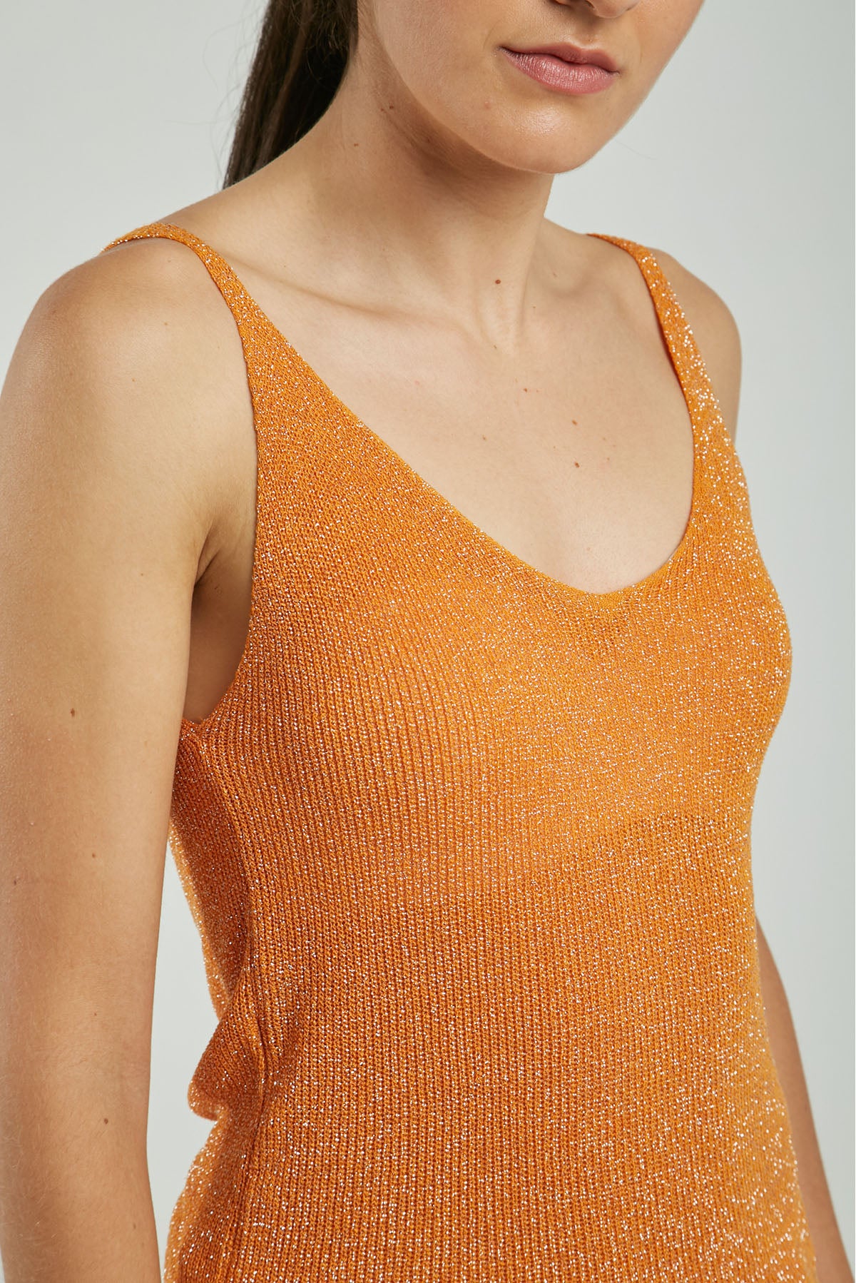 TOP TEJIDO LUREX CUELLO V MANGA SISA DELGADA