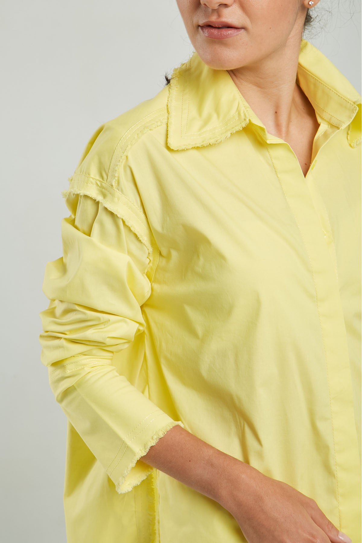 BLUSA BORDE PESPUNTE DESFLECADO PERILLA ESCONDIDA  CC