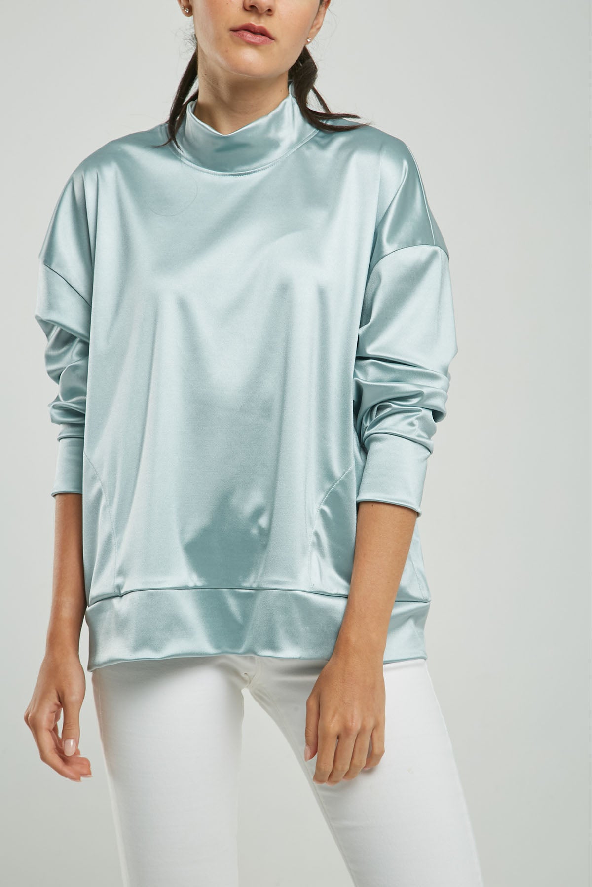 CHOMPA SATIN CUELLO ALTO BOLSILLOS LADOS MANGA LARG