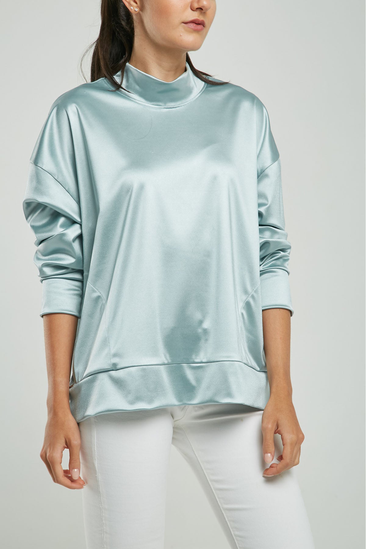 CHOMPA SATIN CUELLO ALTO BOLSILLOS LADOS MANGA LARG