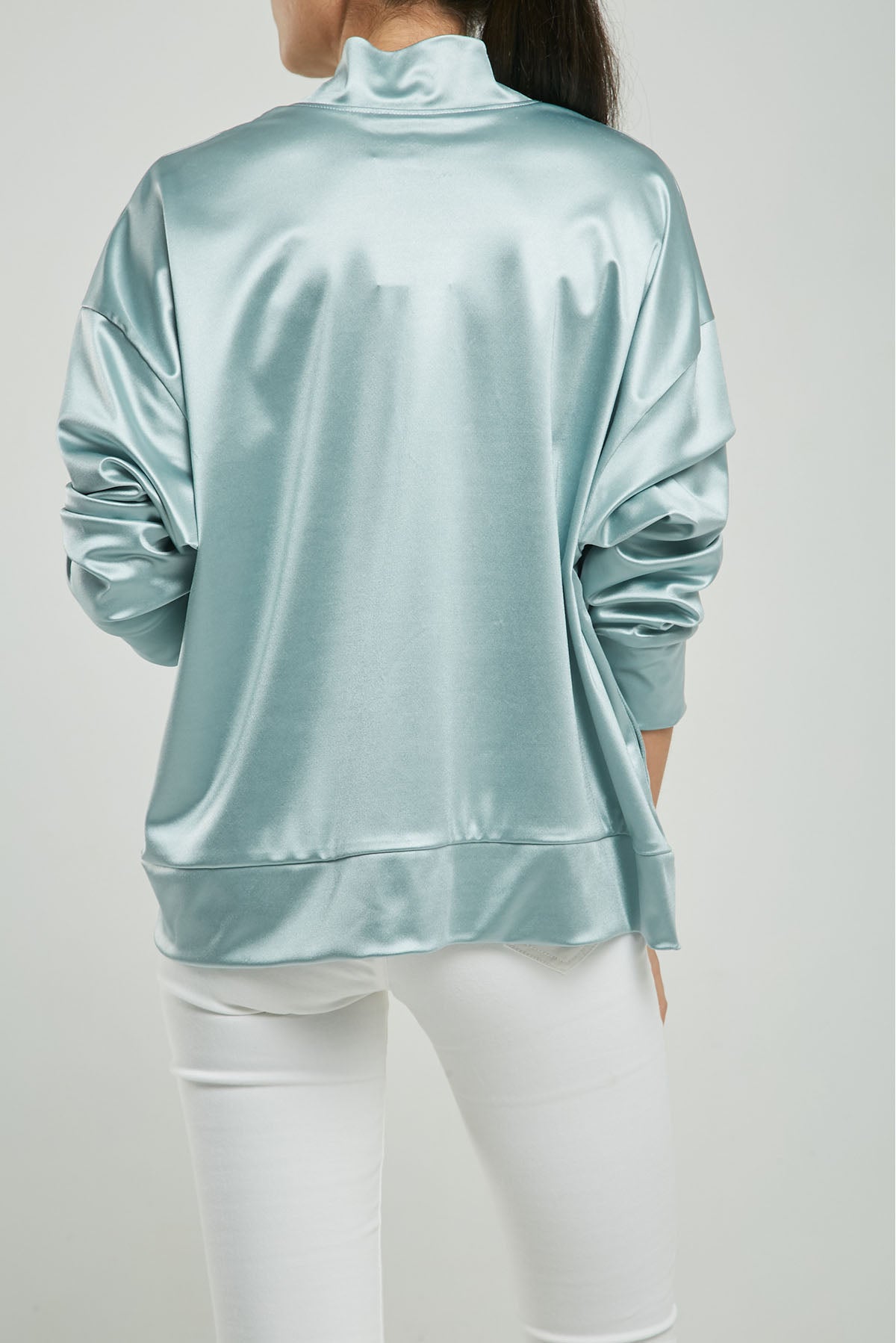 CHOMPA SATIN CUELLO ALTO BOLSILLOS LADOS MANGA LARG