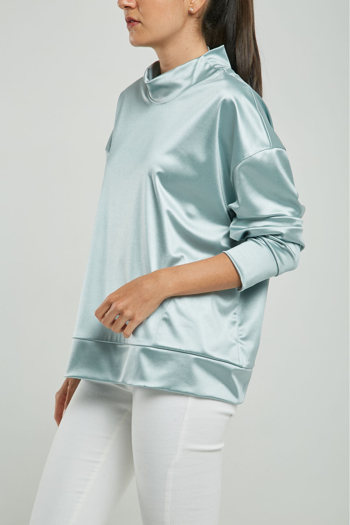 CHOMPA SATIN CUELLO ALTO BOLSILLOS LADOS MANGA LARG